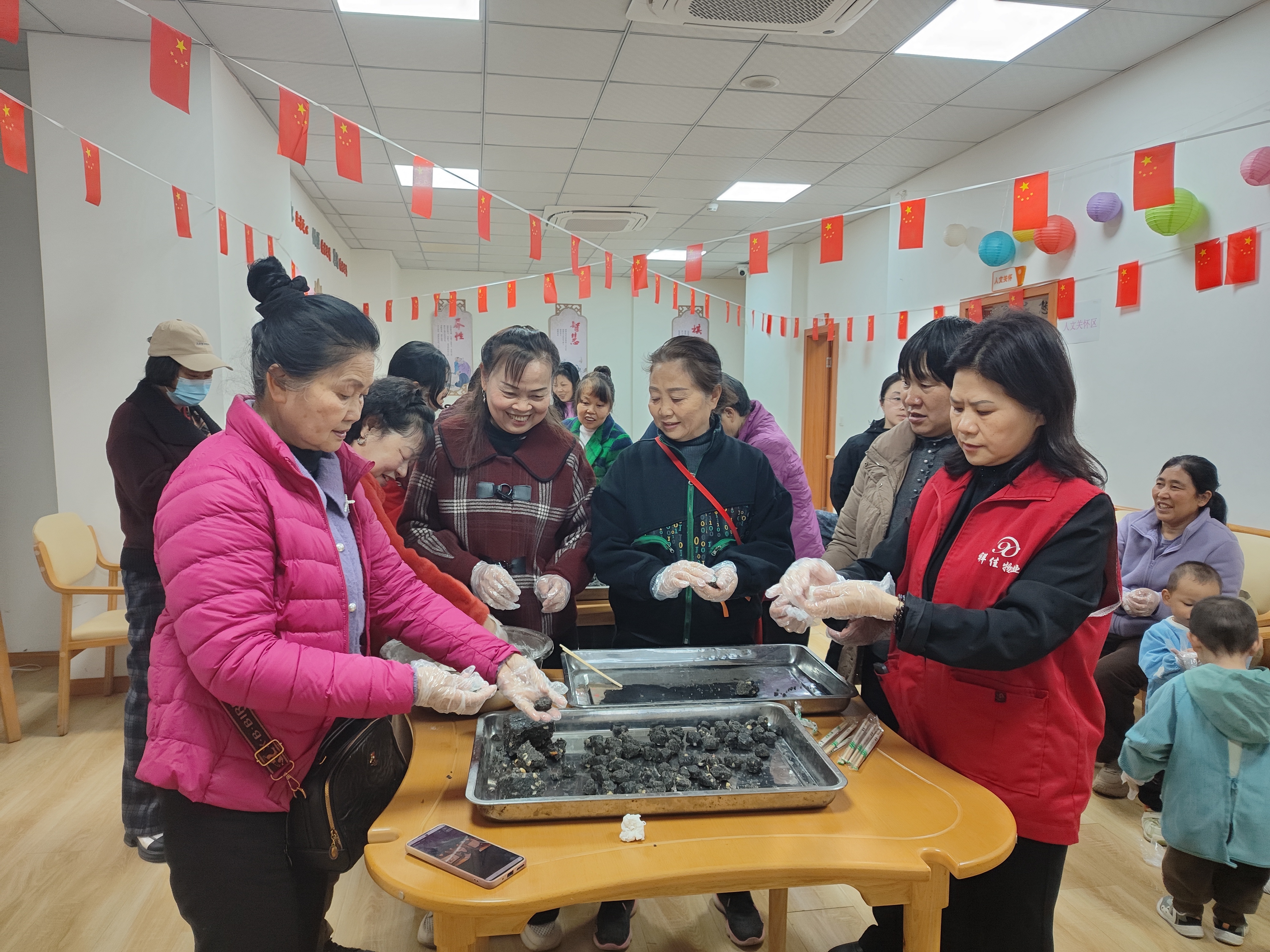 远3.1-石井坡街道远祖桥社区开展“汤圆话团圆,邻里共元宵”活动 (4).jpg
