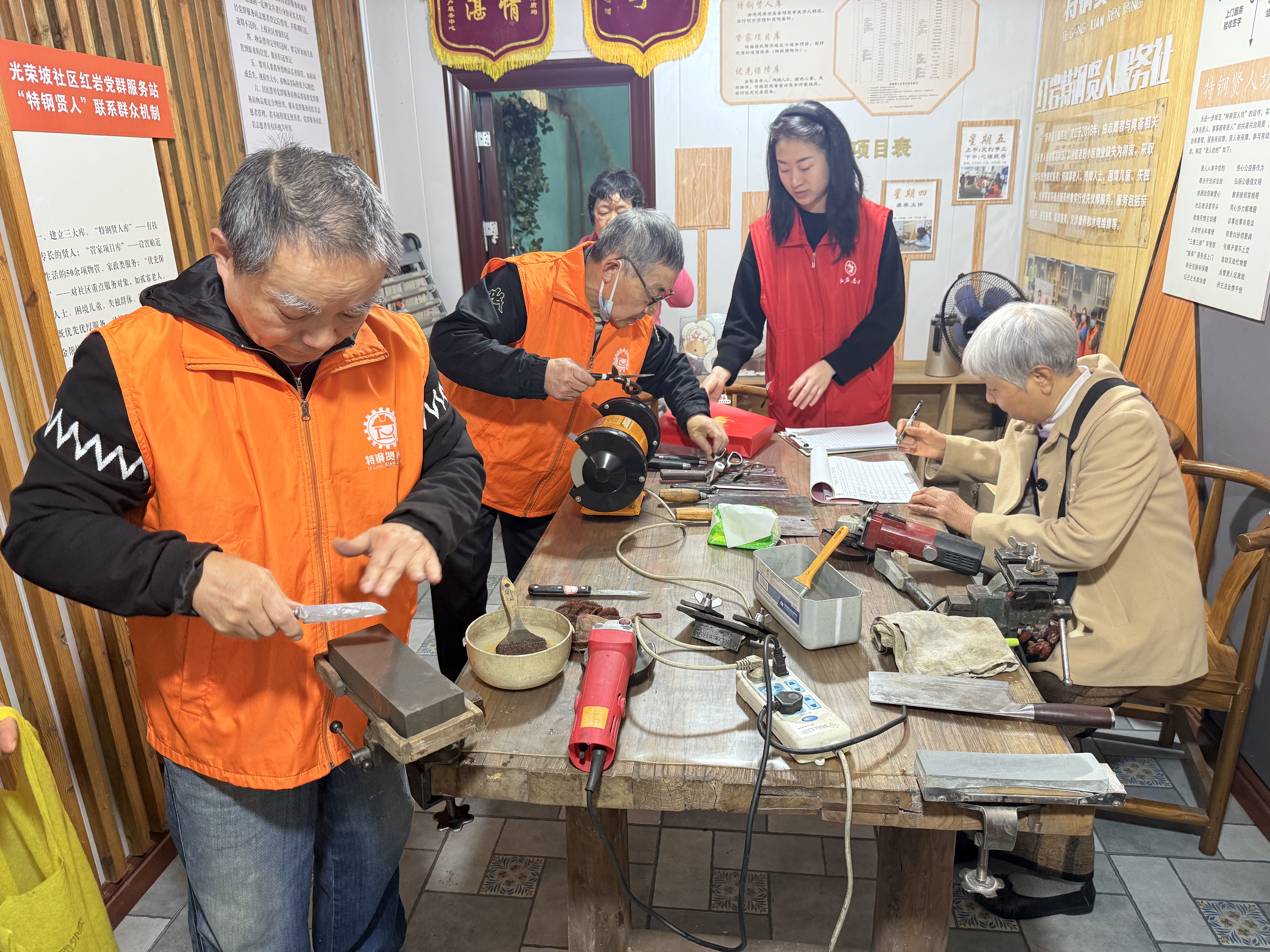 20260305-石井坡街道光荣坡社区“学雷锋见行动•庆三八送温情”活动 (2).jpg