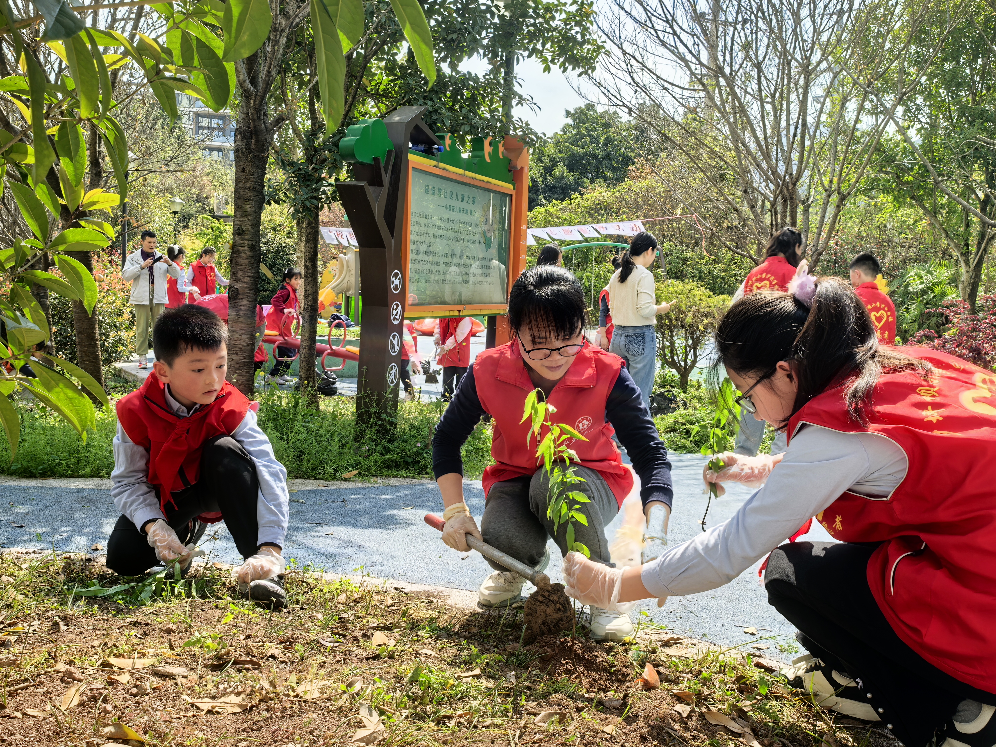 建3.3-石井坡街道建设坡社区开展“校社携手植新绿,志愿护绿共成长” 志愿服务活动2.jpg