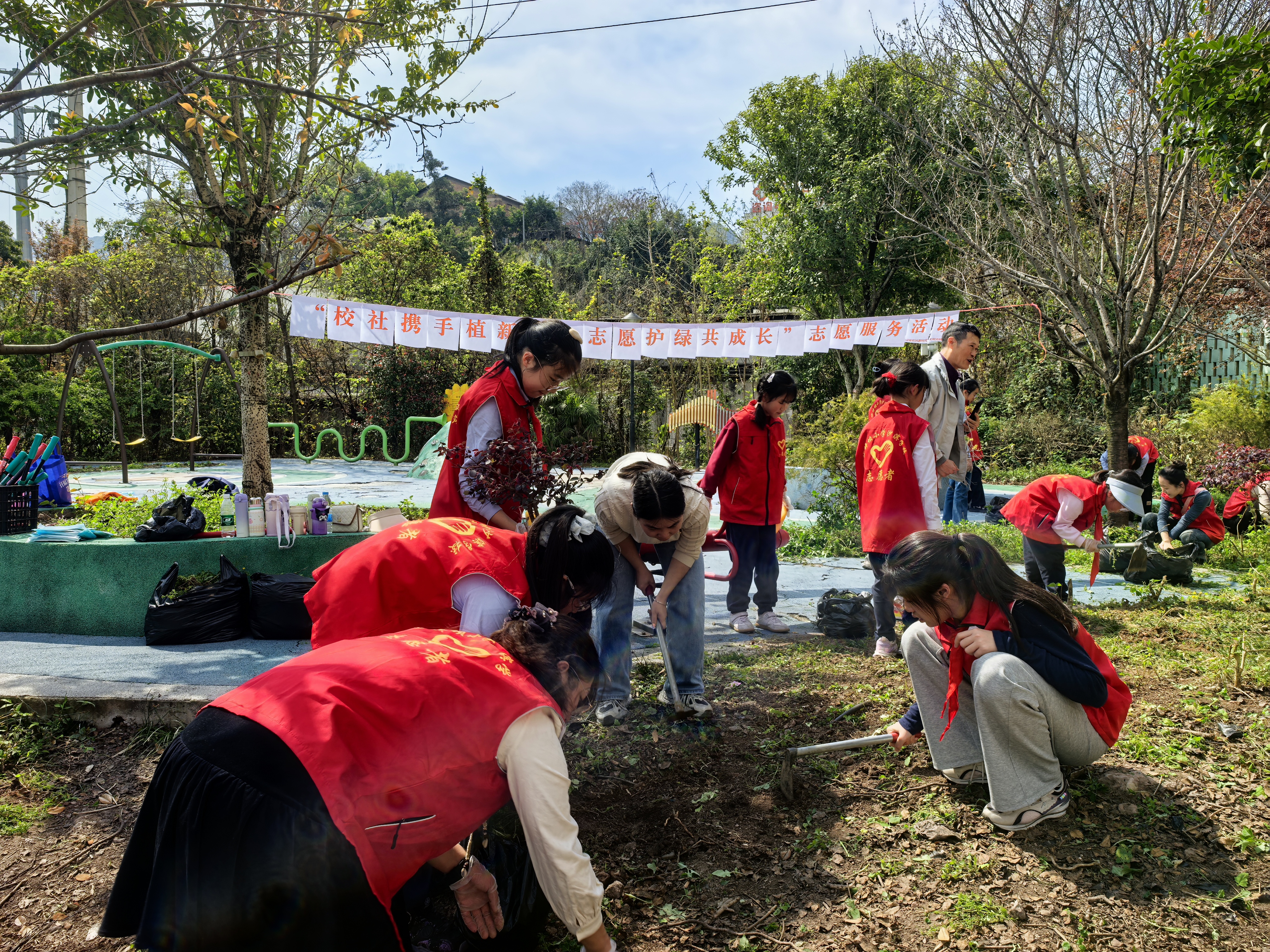 建3.3-石井坡街道建设坡社区开展“校社携手植新绿,志愿护绿共成长” 志愿服务活动3.jpg