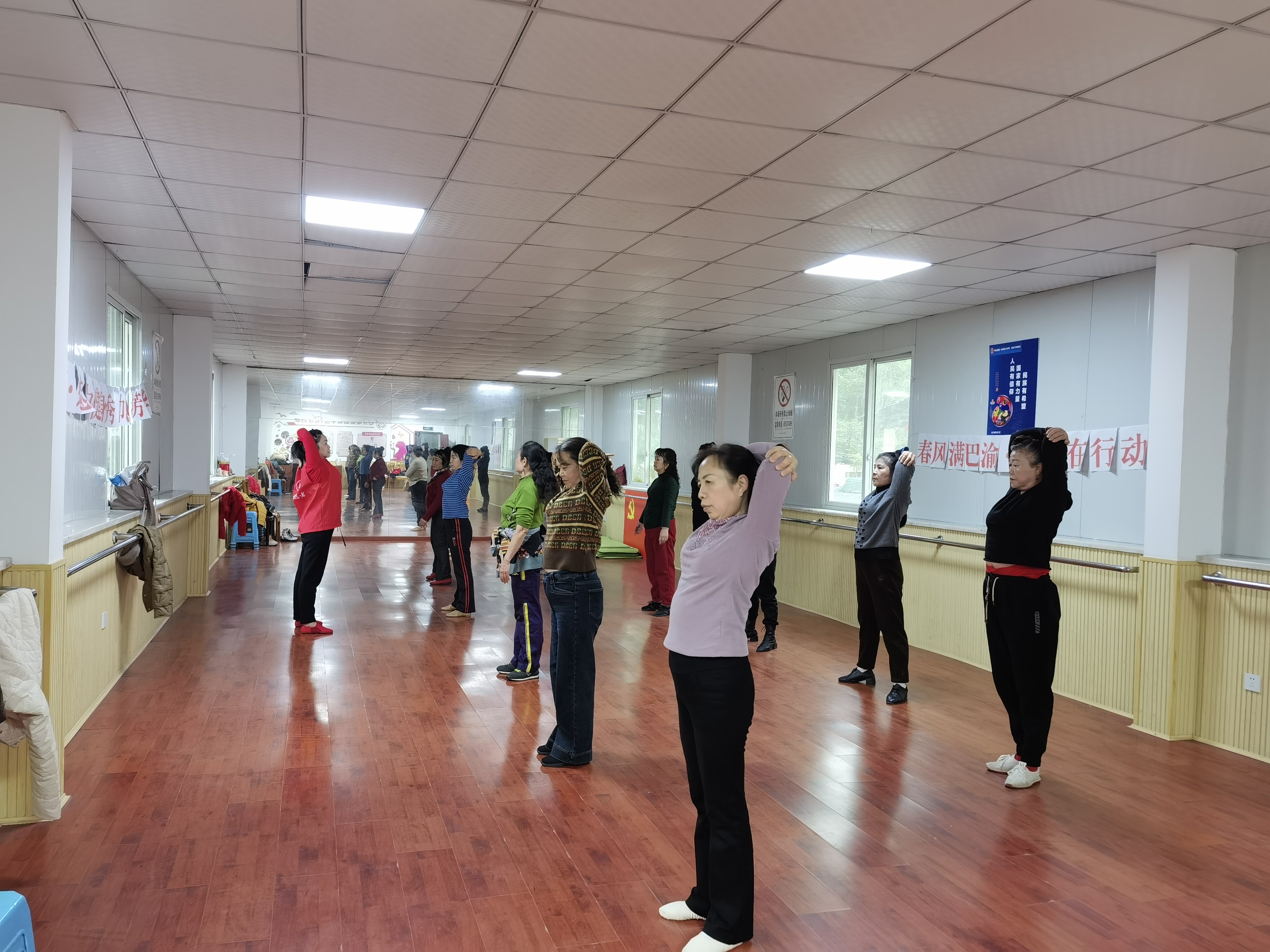 和3.4-石井坡街道和平山社区开展“花漾三八节”健身舞培训活动.jpg