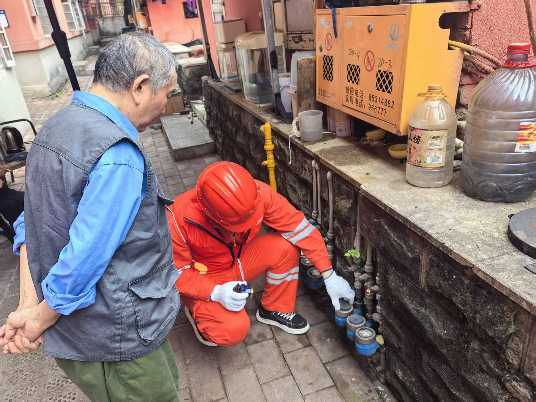 团3.2-石井坡街道团结坝社区联合水厂公司开展学雷锋志愿服务1.jpg