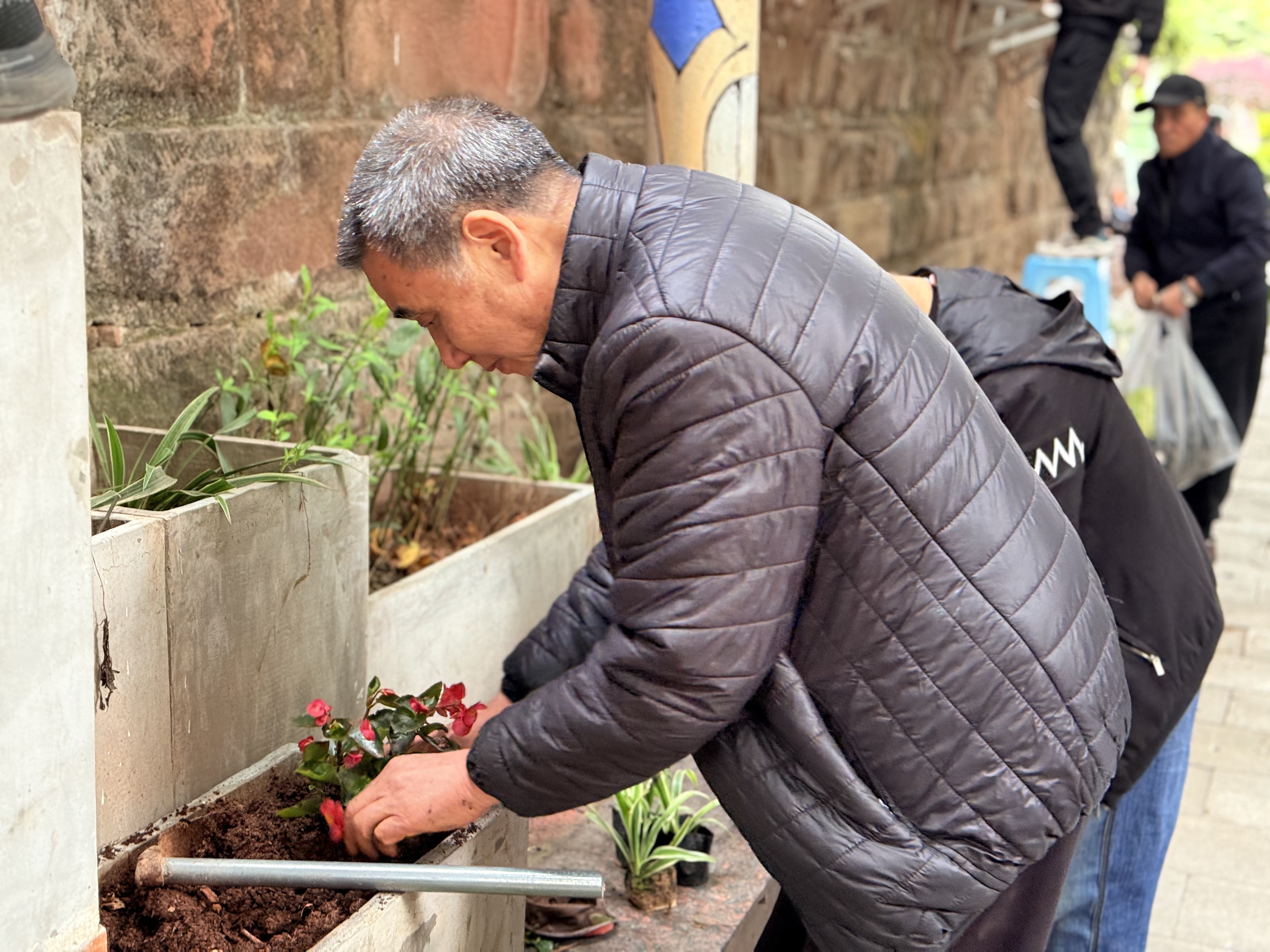 石井坡街道光荣坡社区开展“绿色的希望·绿色的未来”植树节暨“亲邻自然”生态花园共建活动