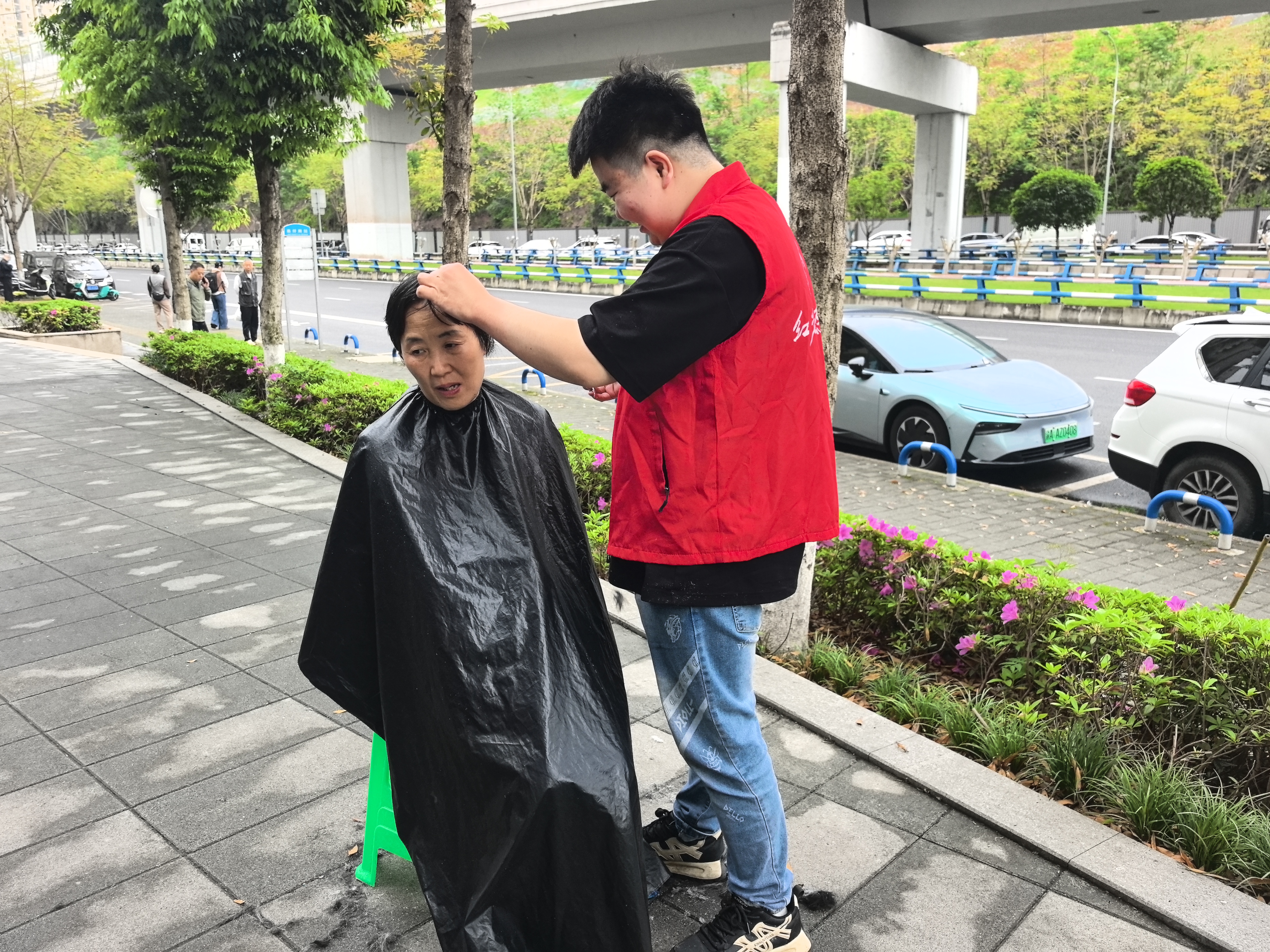 石井坡街道团结坝社区开展开展义剪活动温暖老年群体