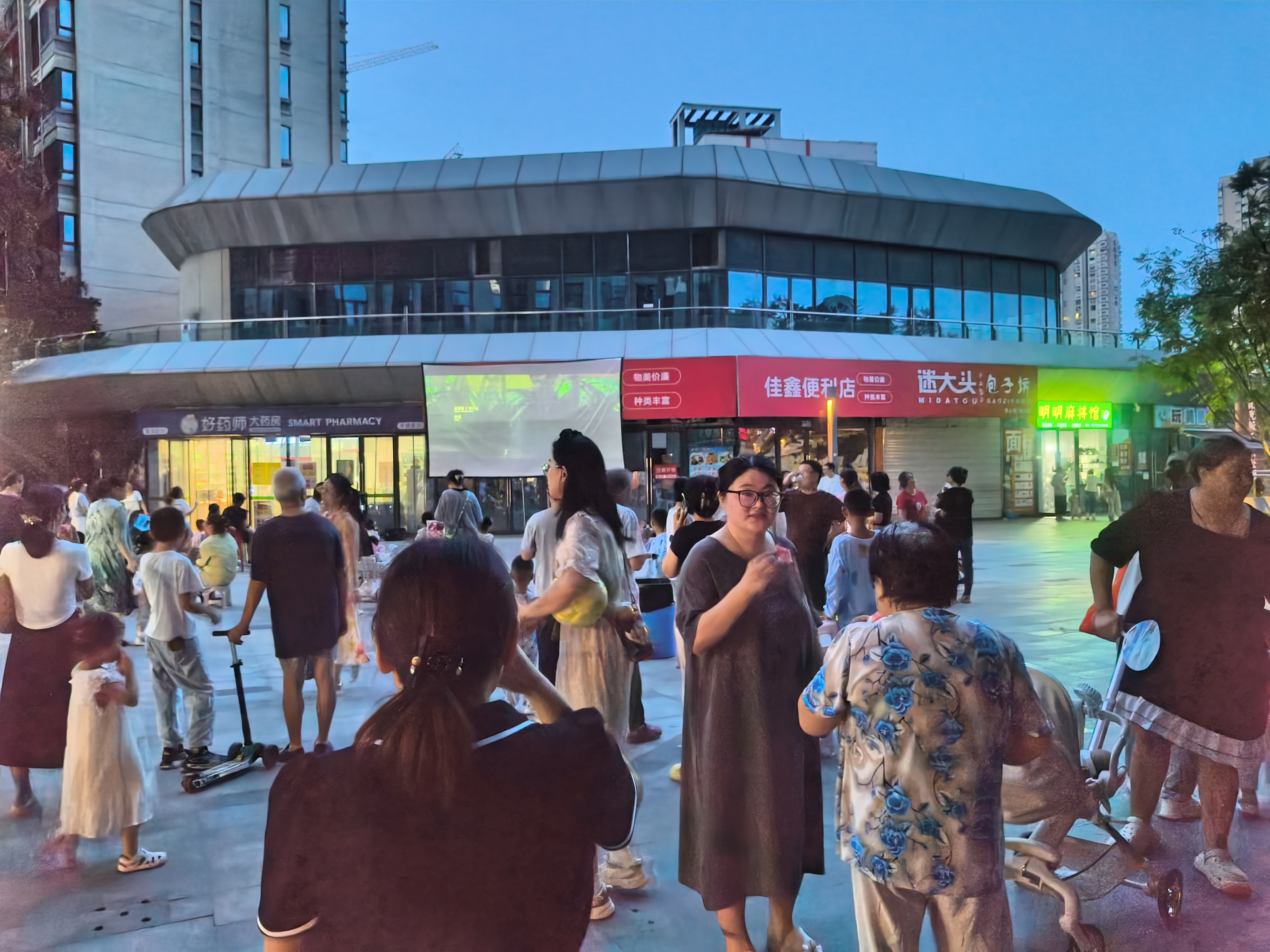 石井坡街道远祖桥社区开展免费电影进小区公益活动