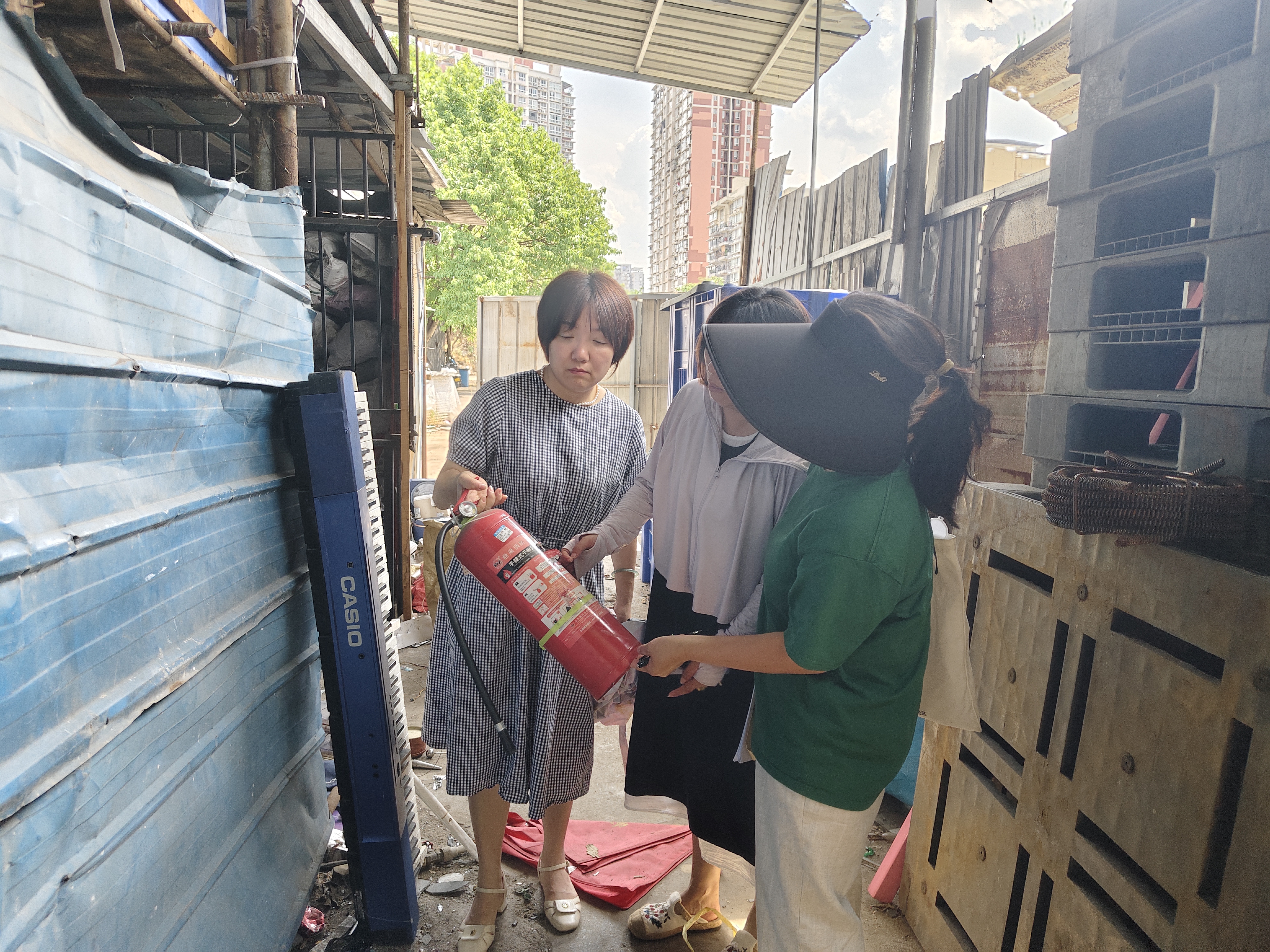 远8.2-石井坡街道远祖桥社区开展群防群治百日攻坚风险点位走访检查.jpeg