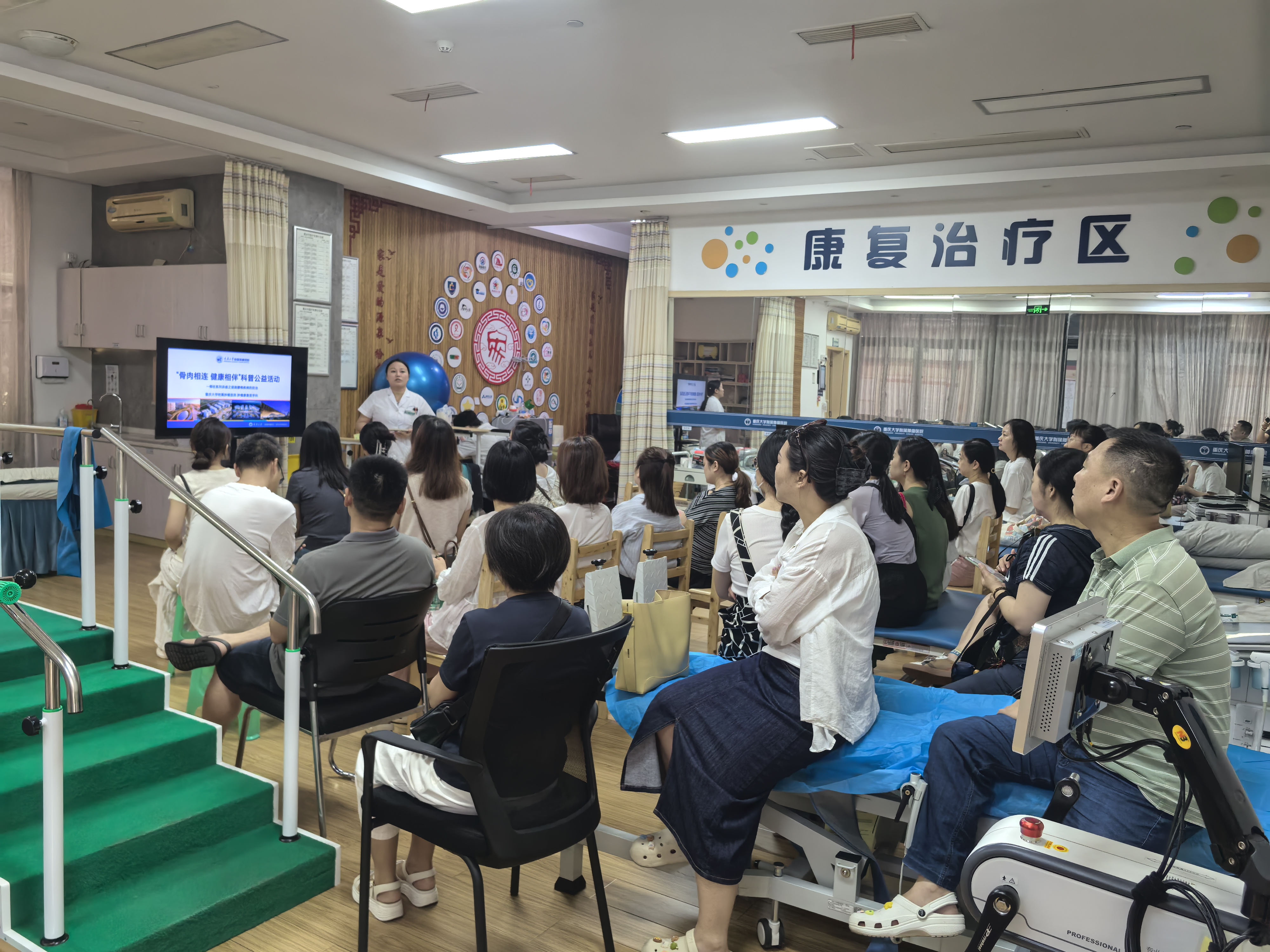 20260807-石井坡街道石滨路社区学习中心开展“共筑民族同心梦 探秘医学向未来”——各族青少年暑期研学活动 (1).jpg