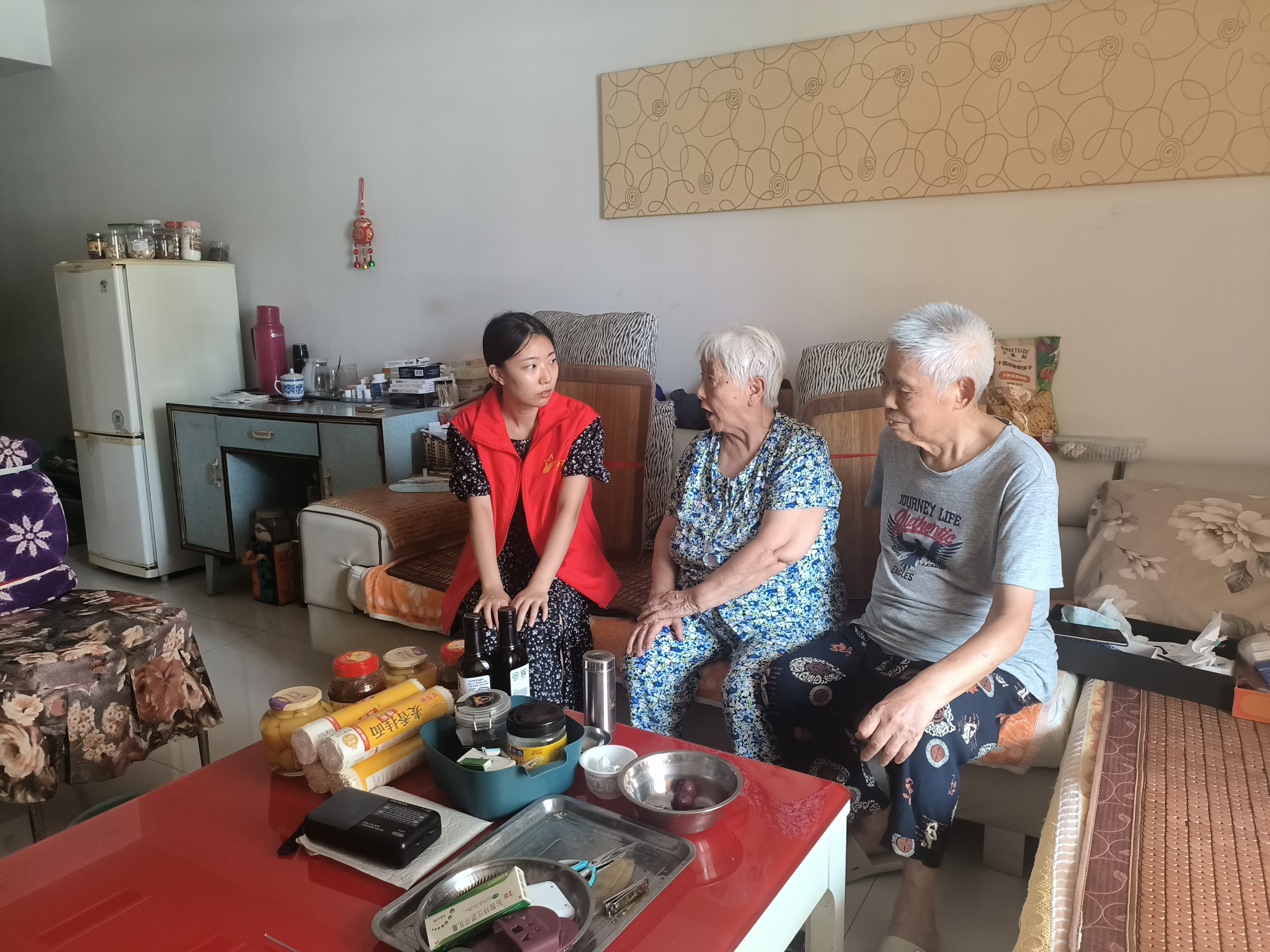 覃家岗街道新鸣社区入户慰问计生特扶重点人员