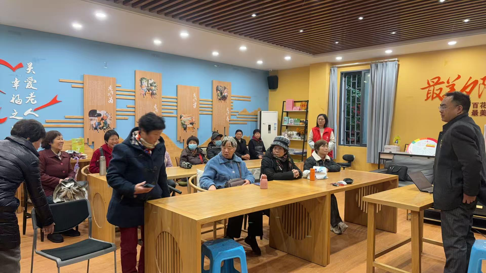 覃家岗街道凤天路社区开展冬季老年人自我照护讲座