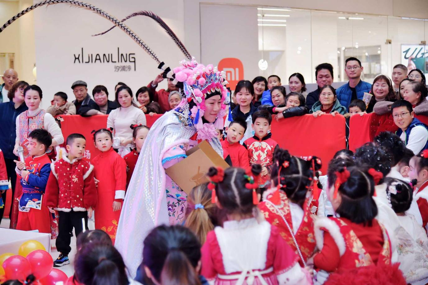 覃家岗街道凤天路社区渝好空间联合才儿坊易诚幼儿园开展“骏马迎春·渝才飞扬”巴渝非遗文化活动