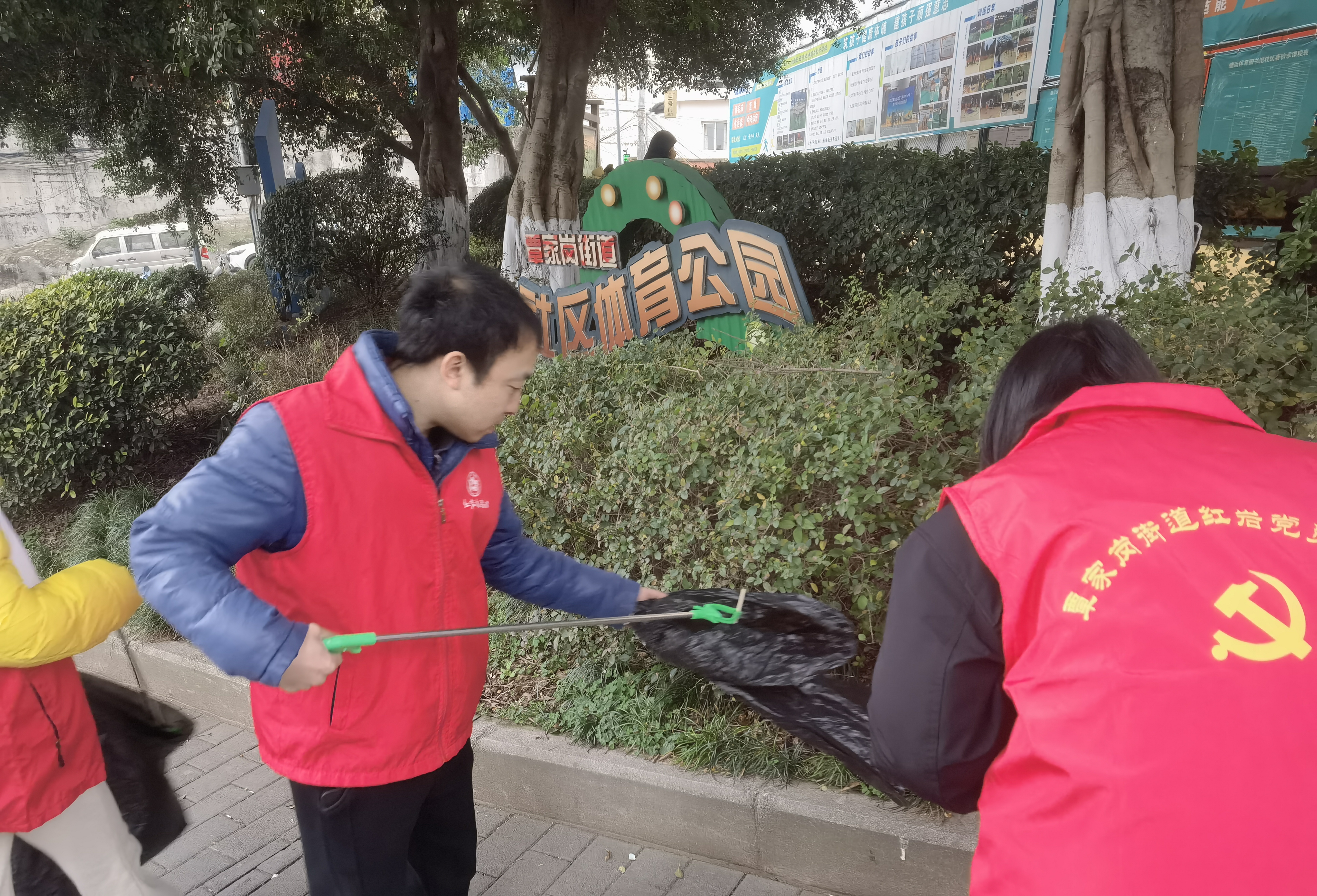 覃家岗街道新鸣社区开展 “垃圾清扫时，青年在行动”主题活动