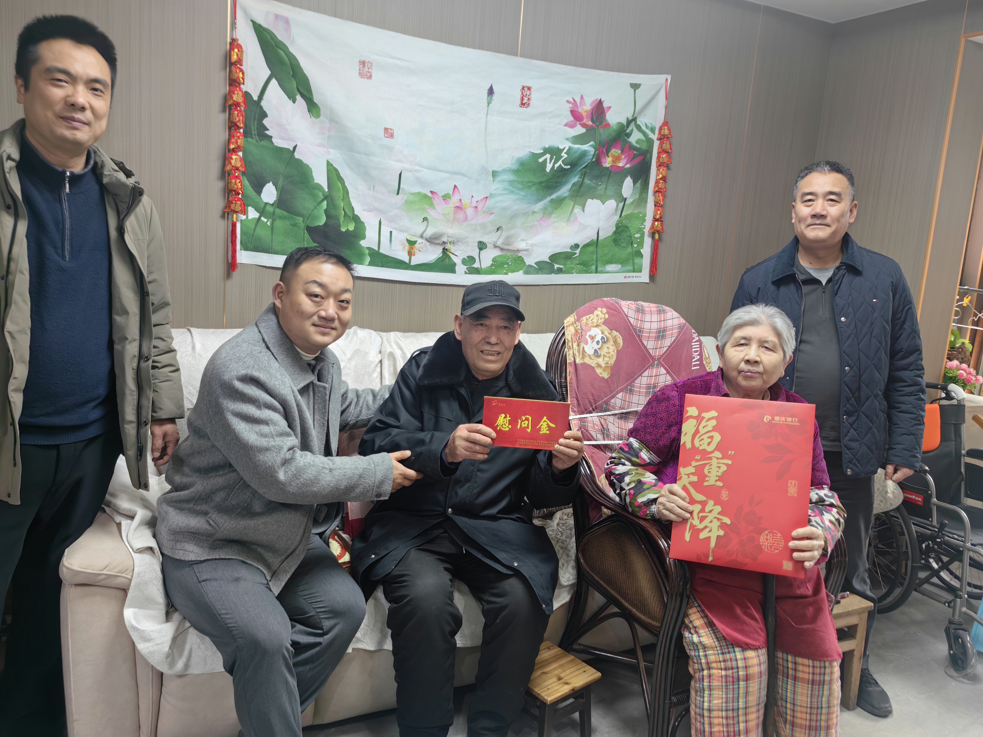 覃家岗街道梨树湾村：新春慰问暖人心，殷殷关怀显真情