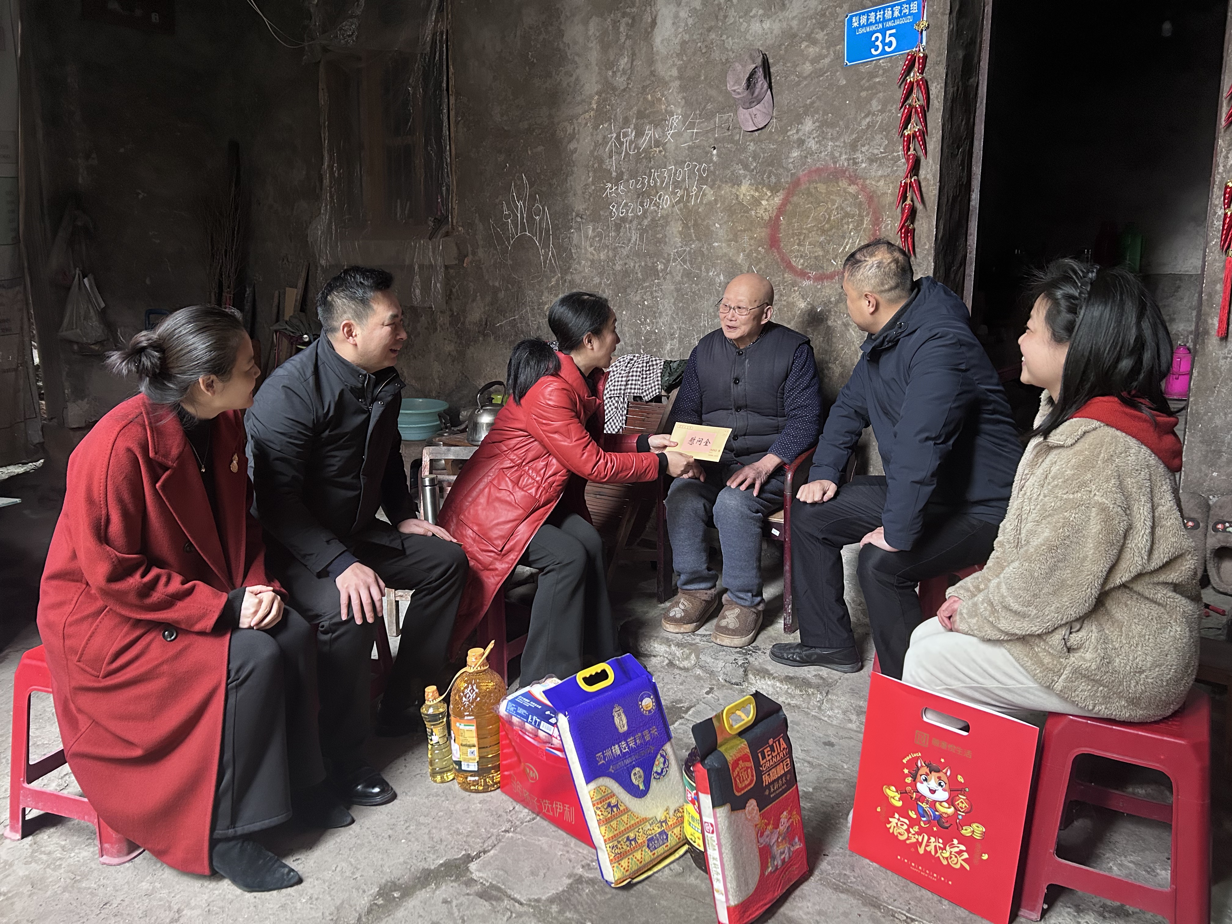覃家岗街道梨园社区：党建联动送温情，新春慰问暖民心