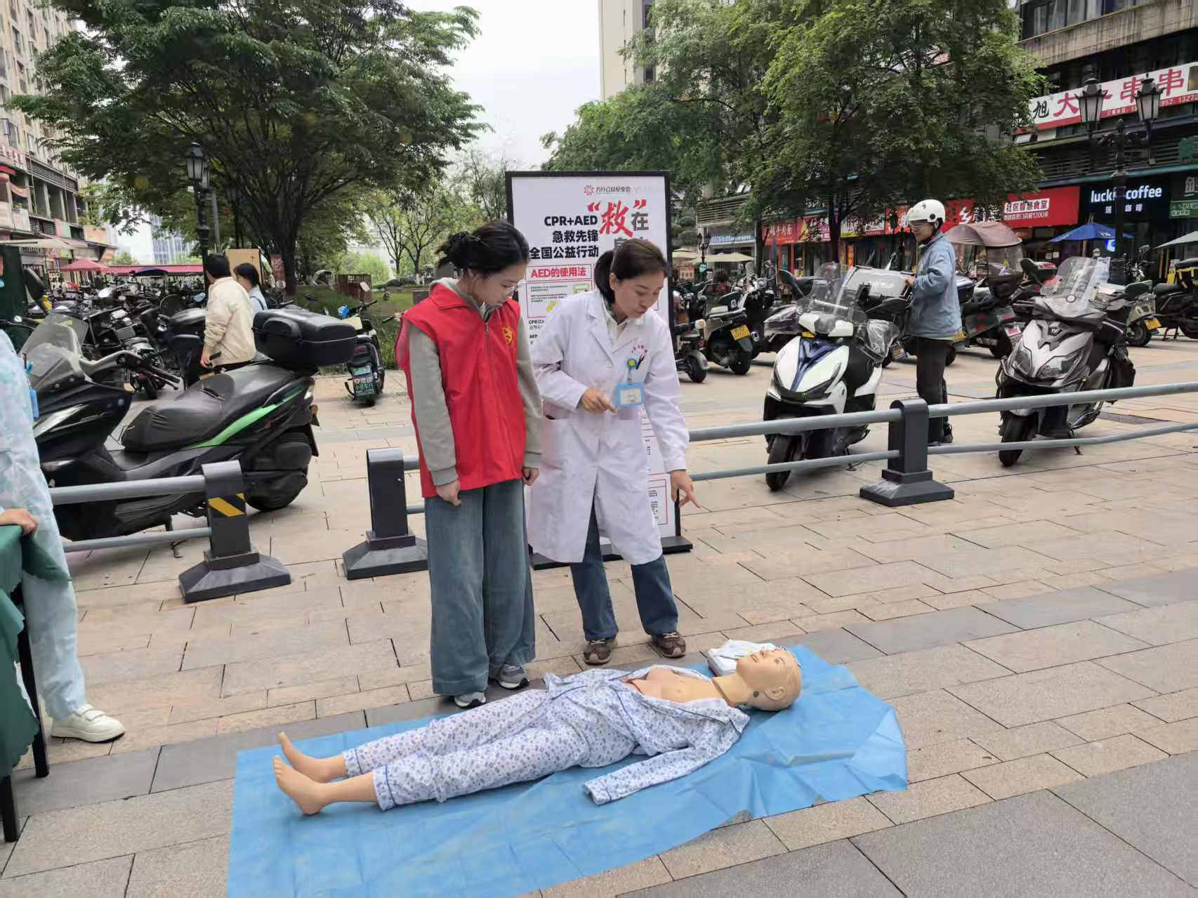 覃家岗街道新凤社区开展CPR急救培训，提升居民应急能力