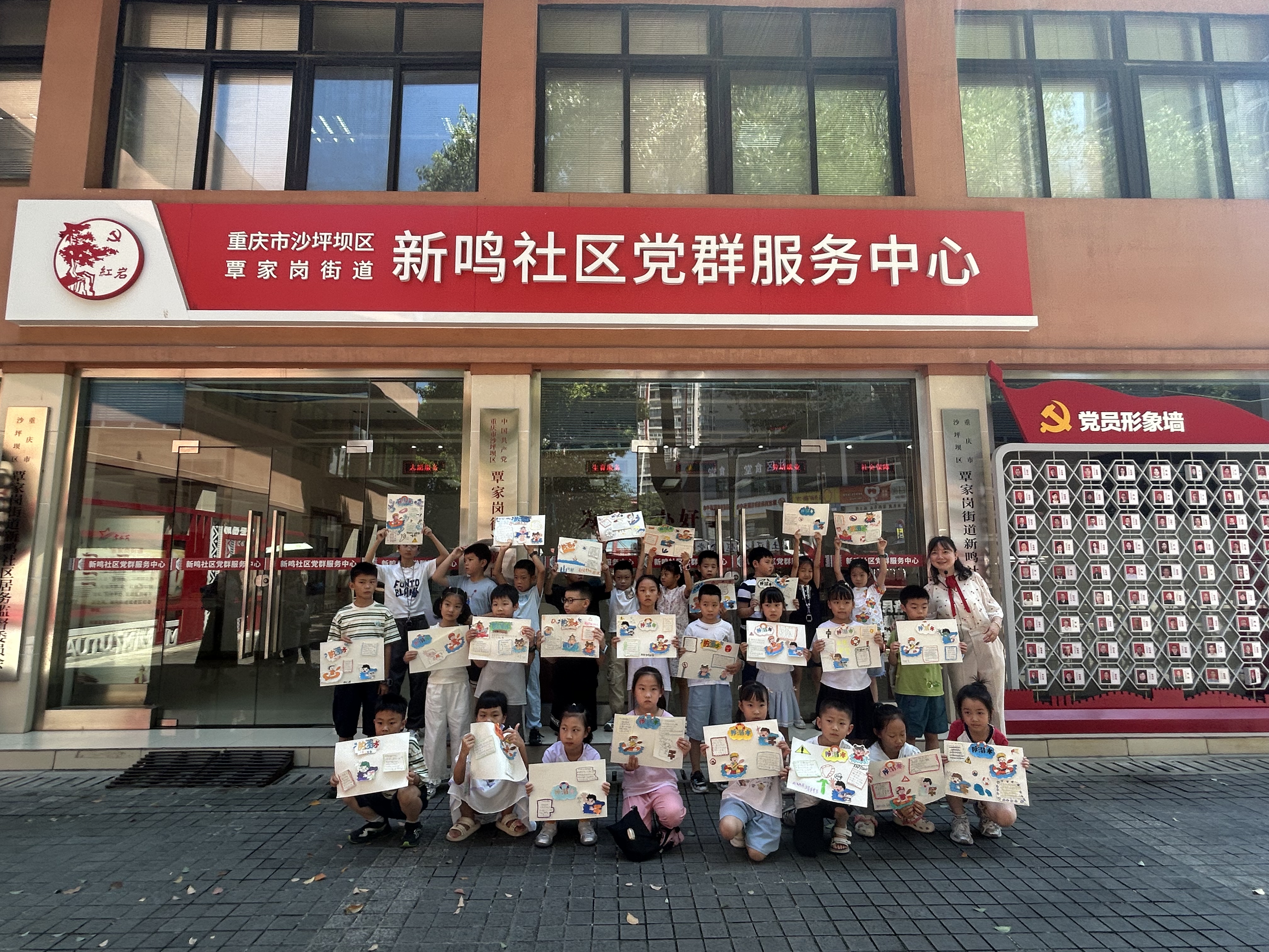覃家岗街道新鸣社区开展“笔墨润心 防溺同行”暑假趣味手抄报活动