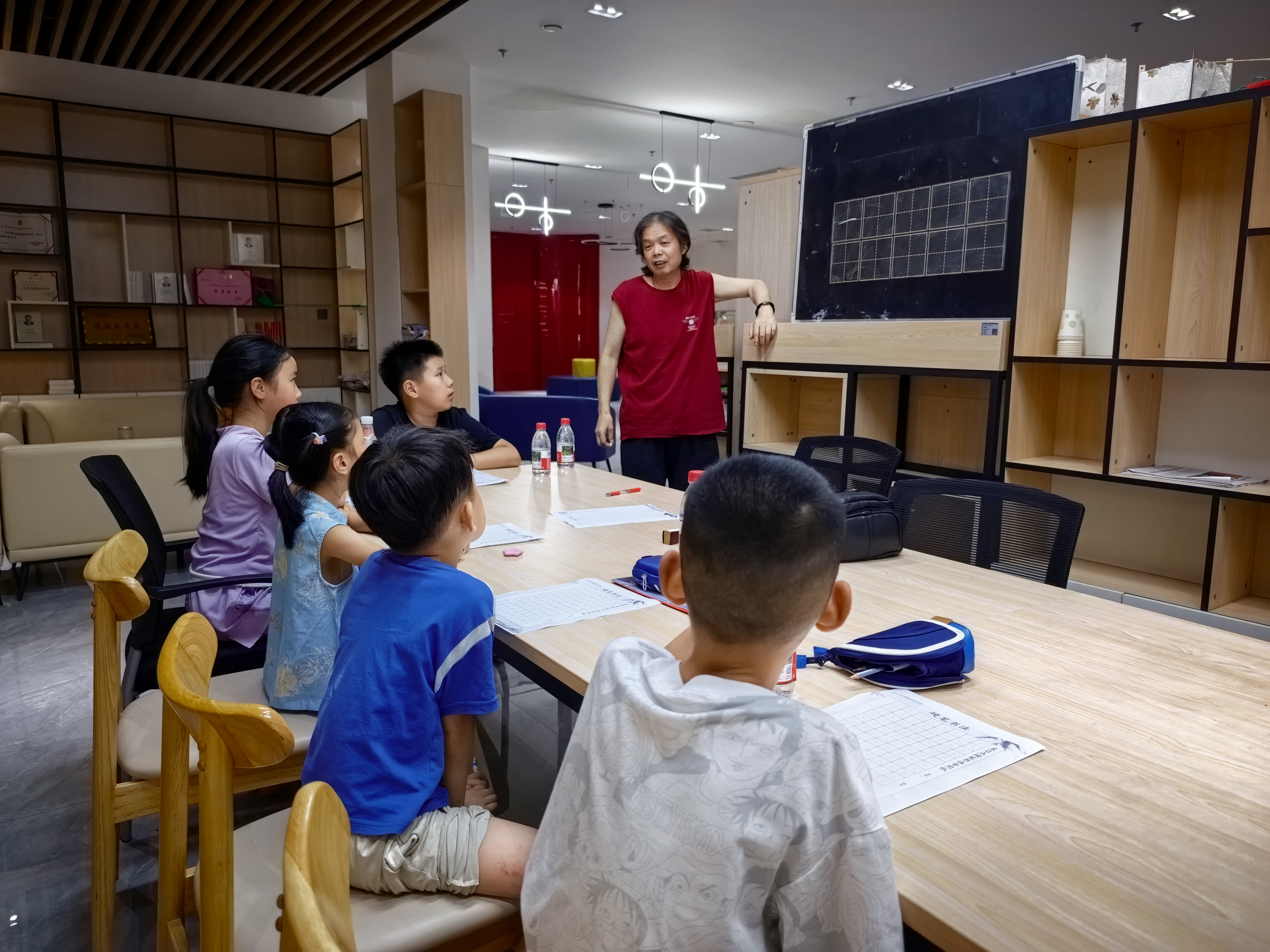 覃家岗街道梨泉社区开展硬笔书法暑期公益活动