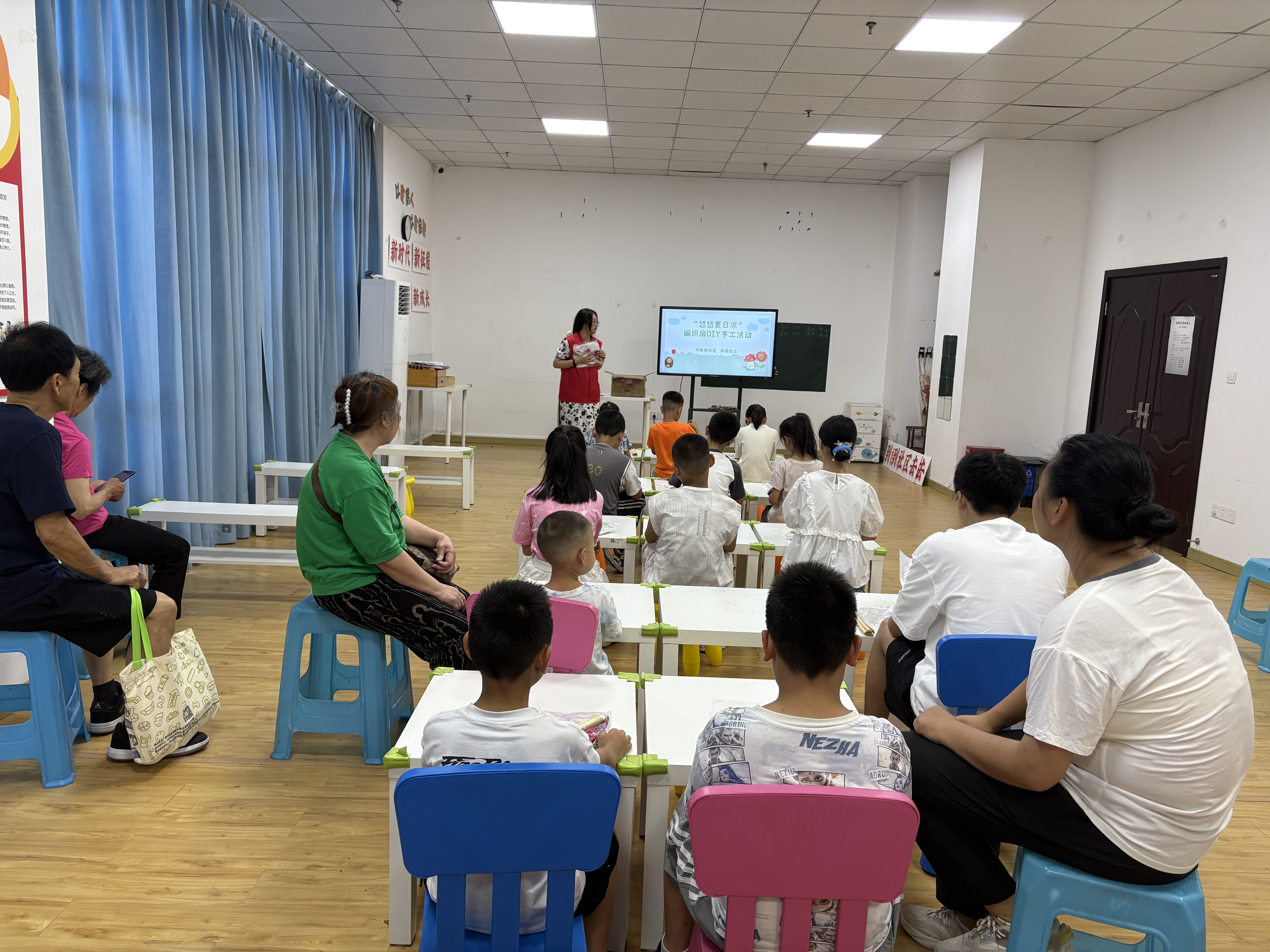 天星桥街道天陈路社区开展“悠悠夏日凉”编织扇DIY活动