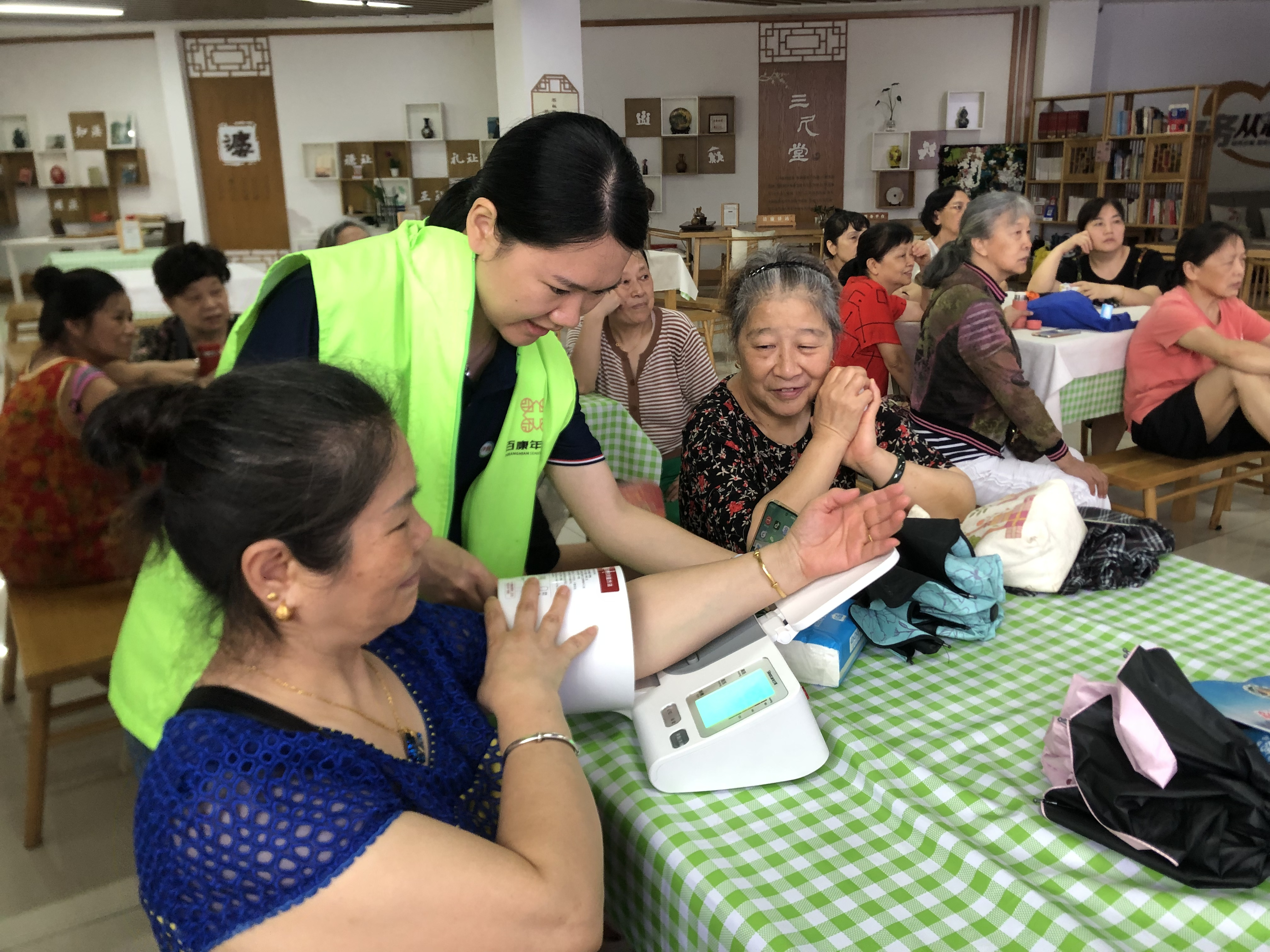 天星桥街道天陈路社区开展“健康饮食·幸福晚年”活动