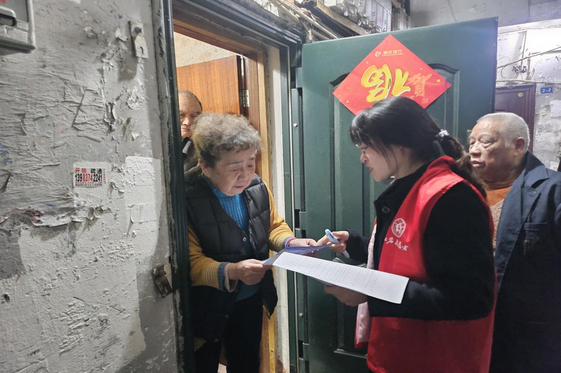 天星桥街道石碾盘社区开展“打造幸福社区入户宣传”文明实践活动