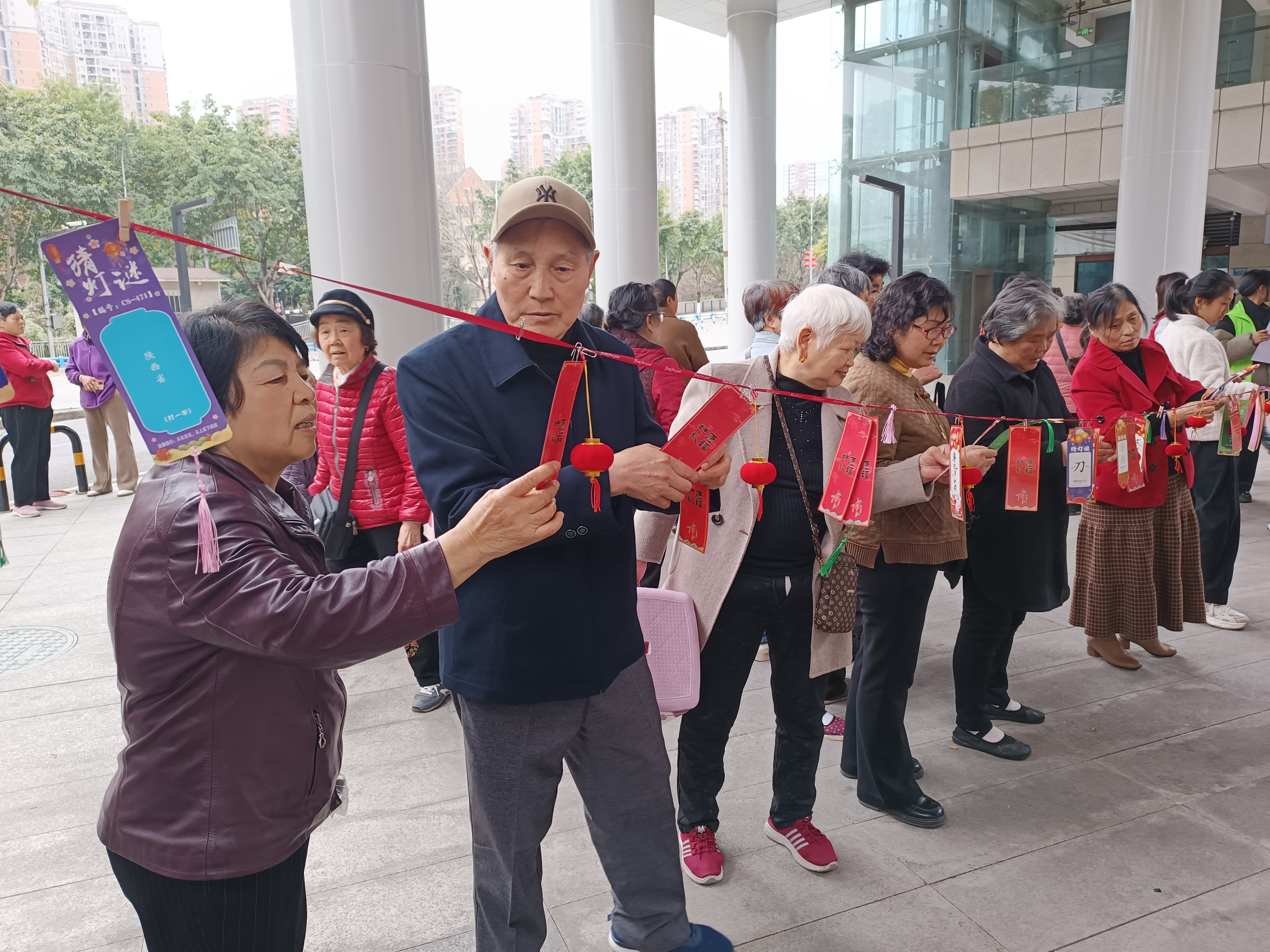 天星桥街道红糟房社区开展 “和谐邻里一家亲 欢欢喜喜闹元宵” 元宵节主题活动