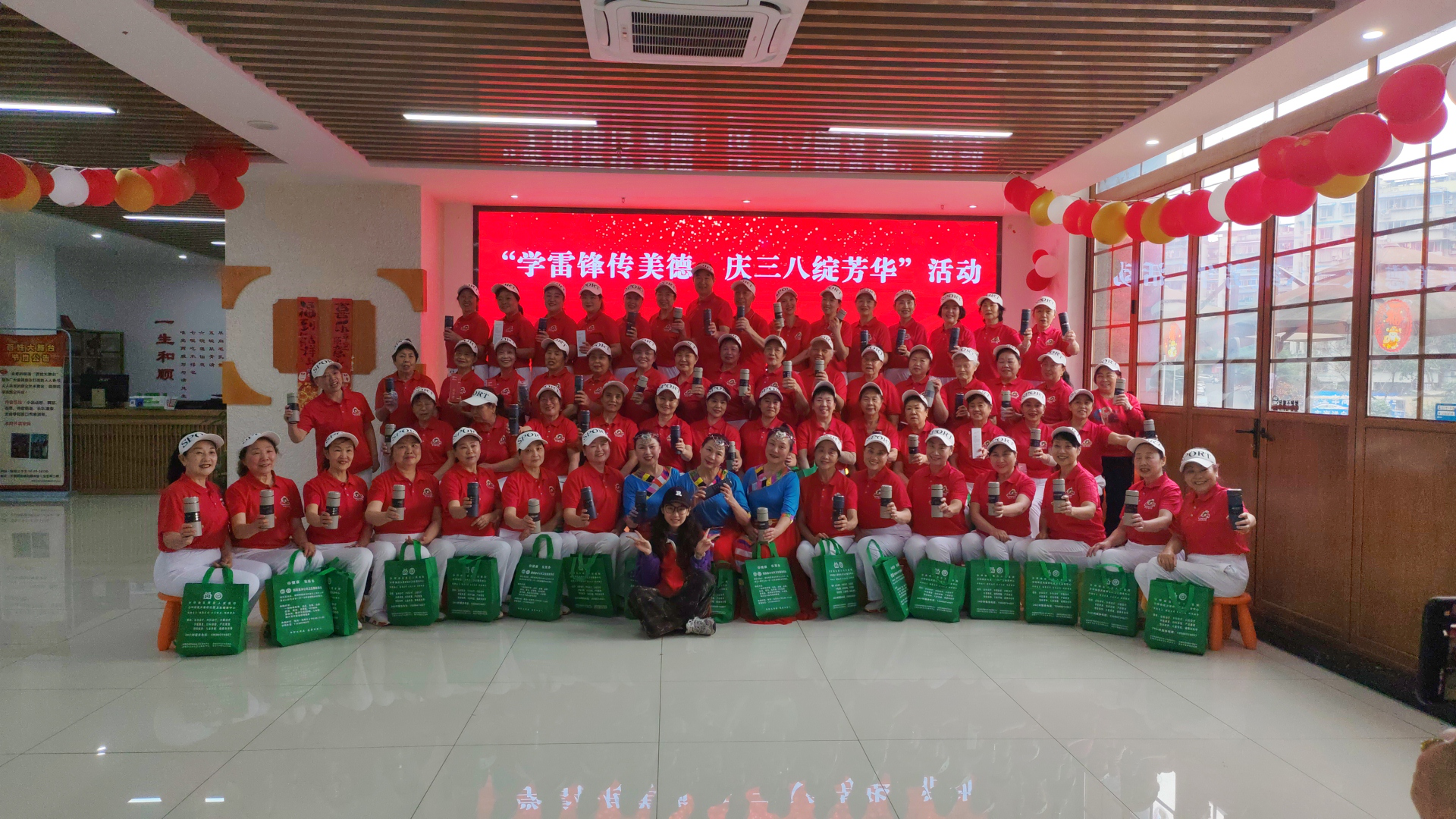 天星桥街道天陈路社区开展 “学雷锋传美德，庆三八绽芳华”宣传活动