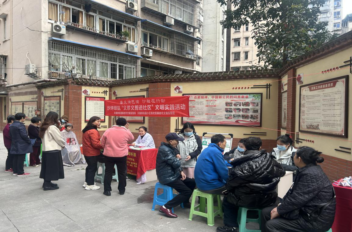 天星桥街道小正街社区 “义诊义剪”进社区文明实践活动