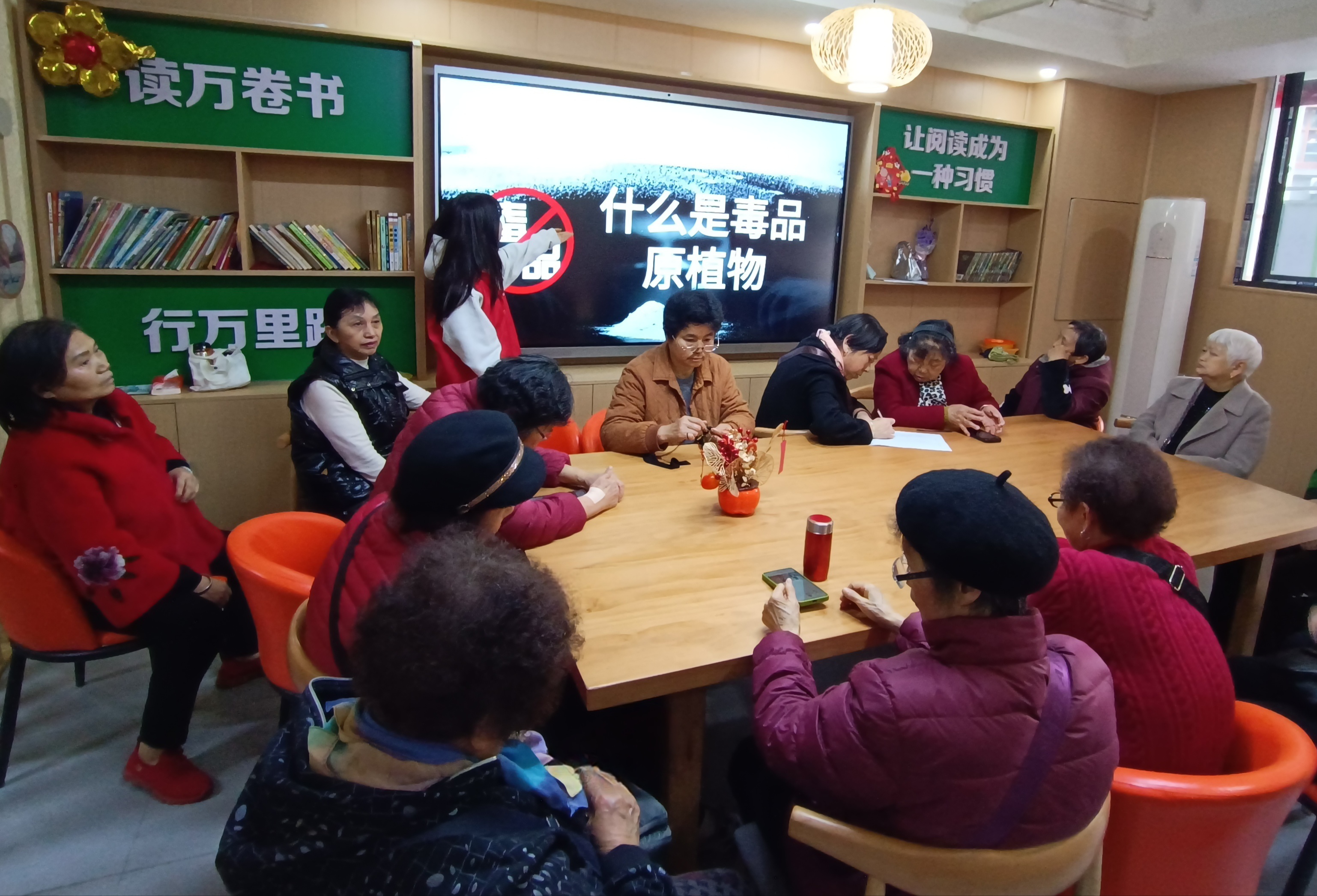 天星桥街道红糟房社区开展禁种踏查及禁毒宣传工作