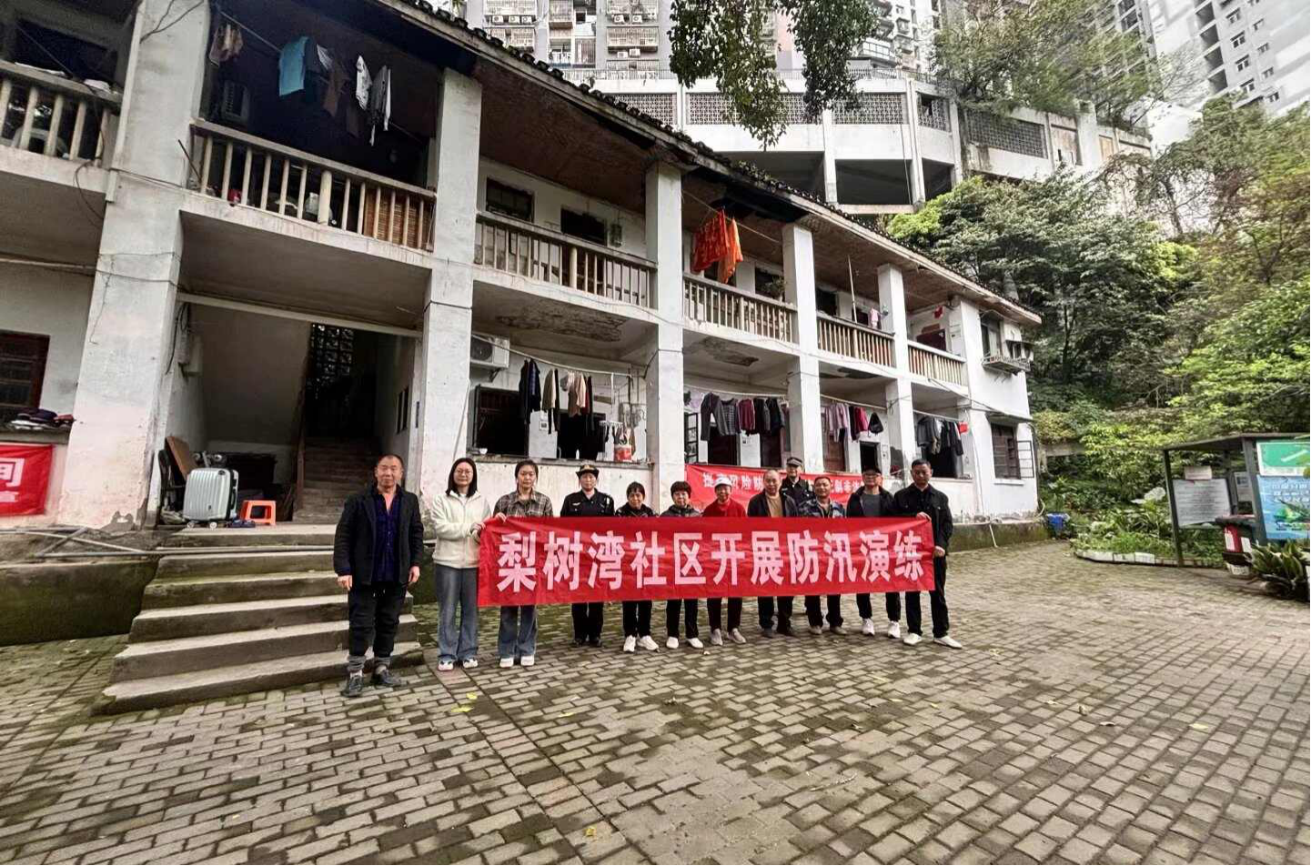 天星桥街道梨树湾社区开展防汛安全暨社保认证宣传活动