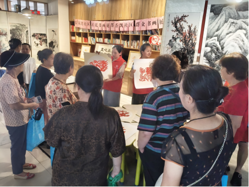 新桥街道张家湾社区开展“居民书画展 墨香飘社区”活动