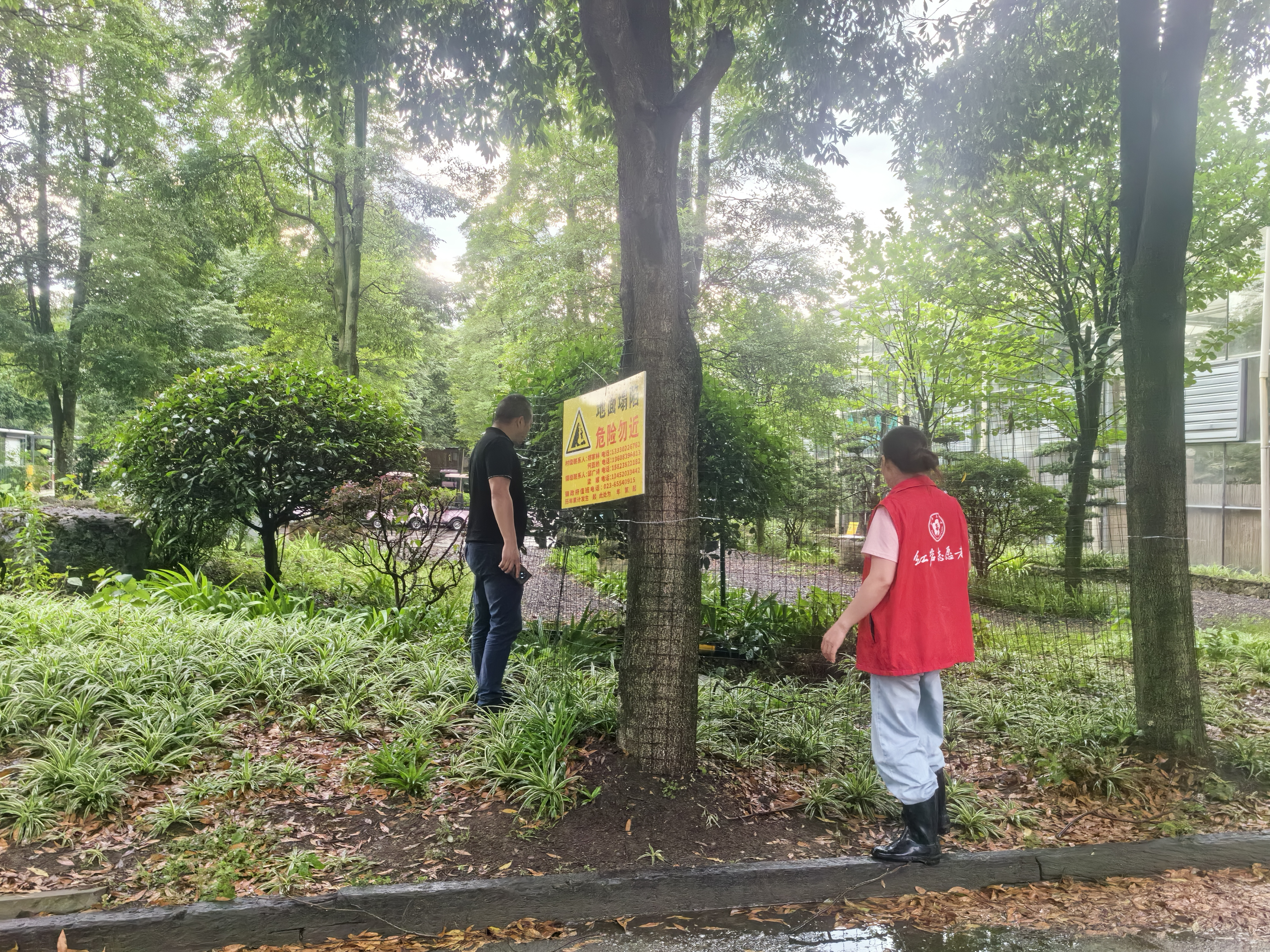 中梁镇：新发村雨中巡查护民安
