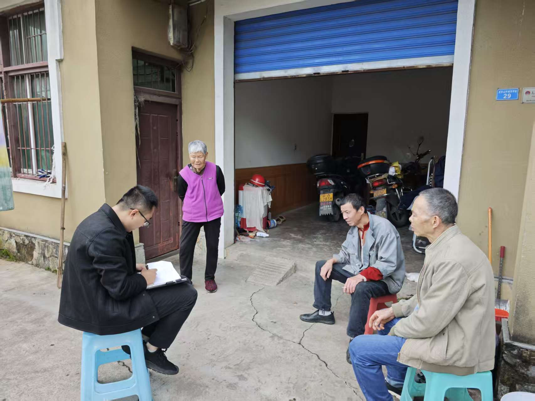 中梁镇：庆丰山村持续开展入户走访工作