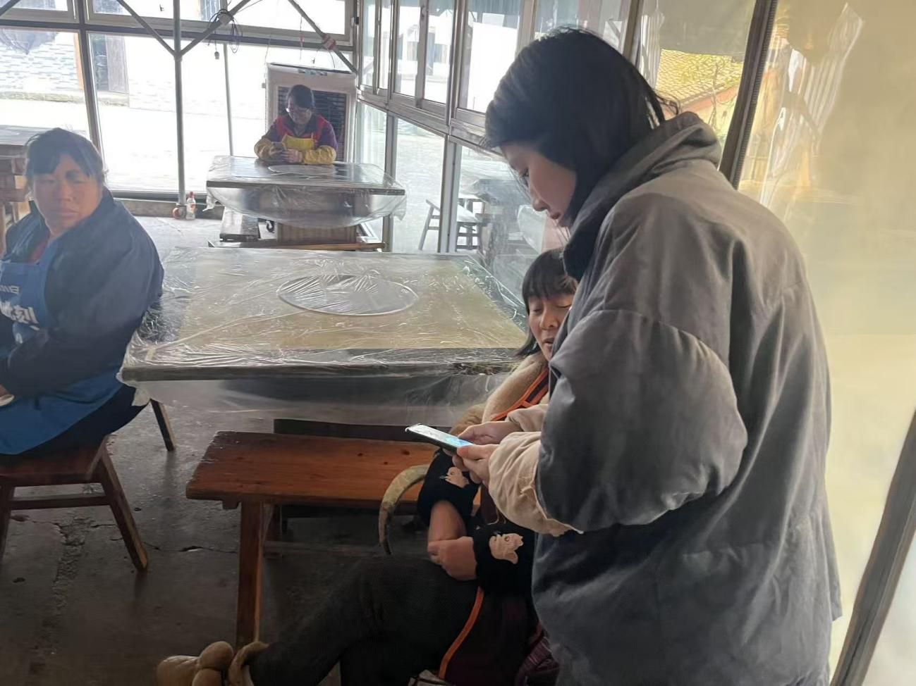 中梁镇：石院村开展医保入户帮缴及医保宣传活动