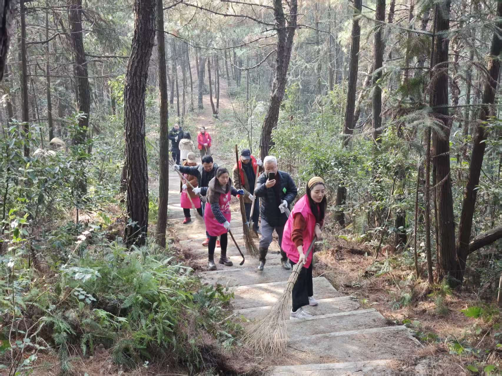 中梁镇： 庆丰山村开展登山步道环境清理  志愿服务活动简报