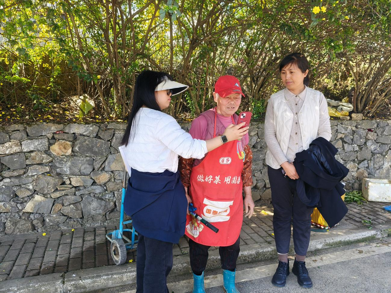 中梁镇：石院村开展低保家庭待遇资格入户认证工作