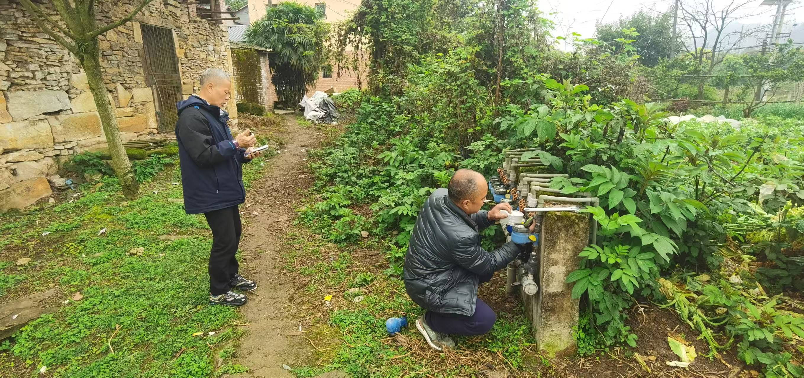 中梁镇：为民办实事 为独居老人免费更换水表