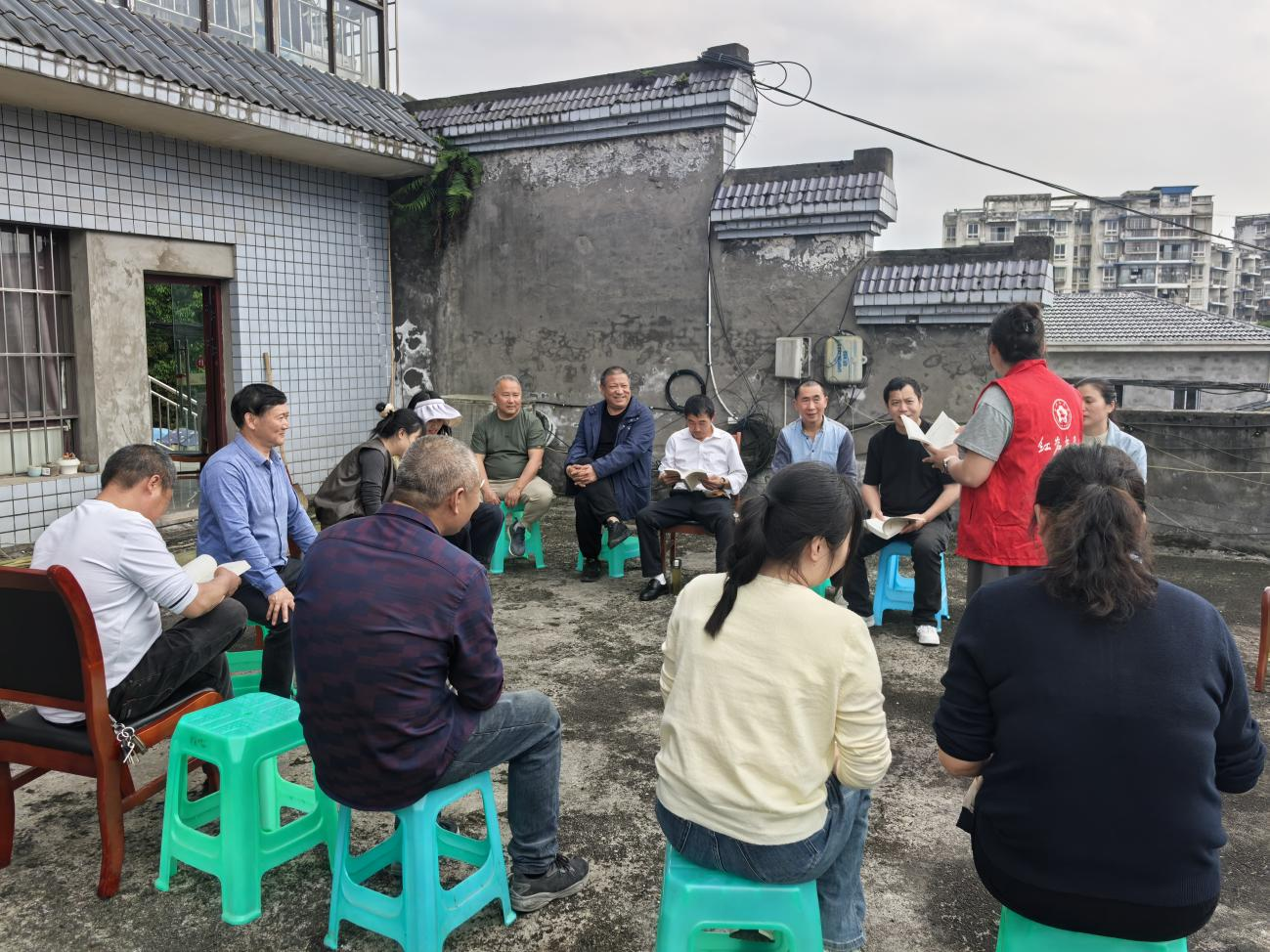 中梁镇：“理论宣讲进院坝 文化精神润民心” 石院村开展习近平新时代中国特色社会主义 思想专题学习院坝会