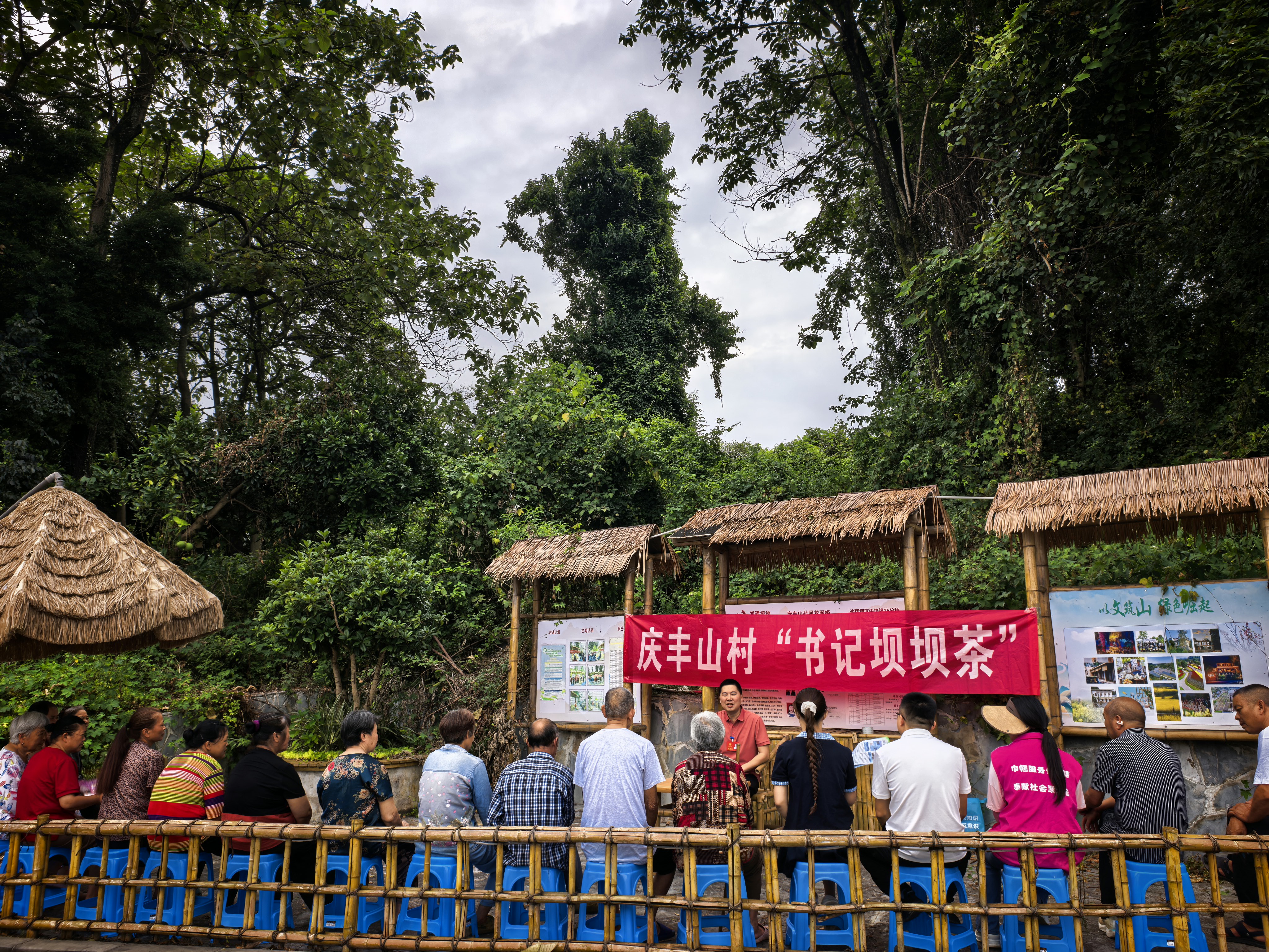 开展书记坝坝茶政策宣讲活动.jpg