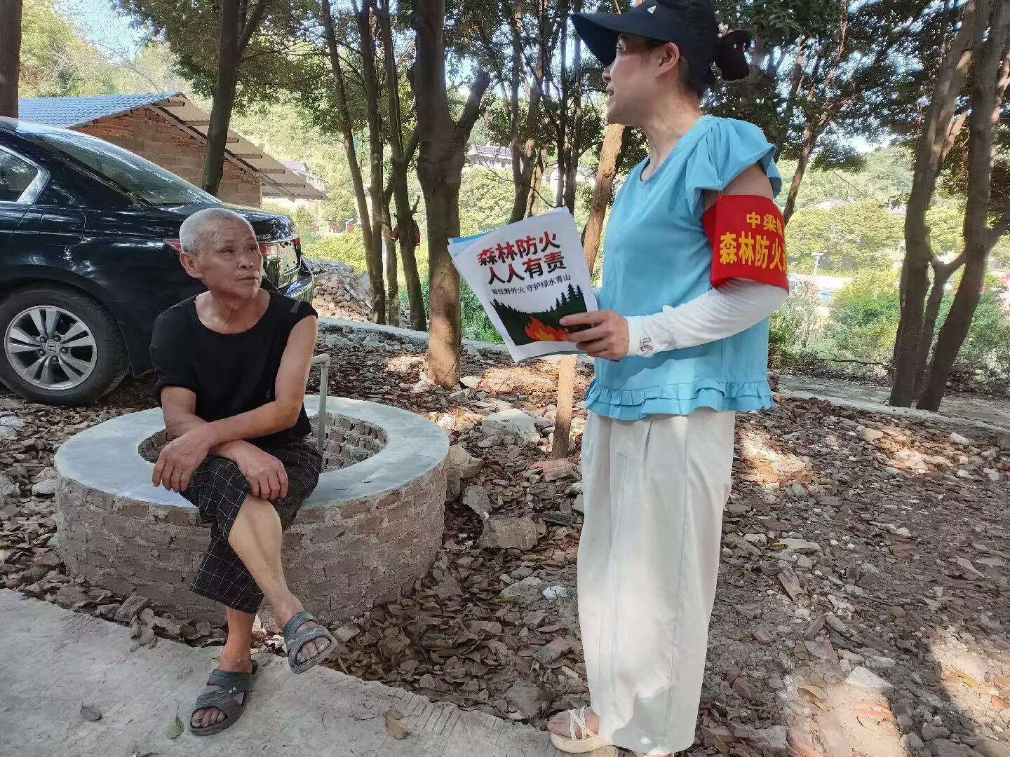筑牢森林安全防线,入户宣传森林防火.jpg