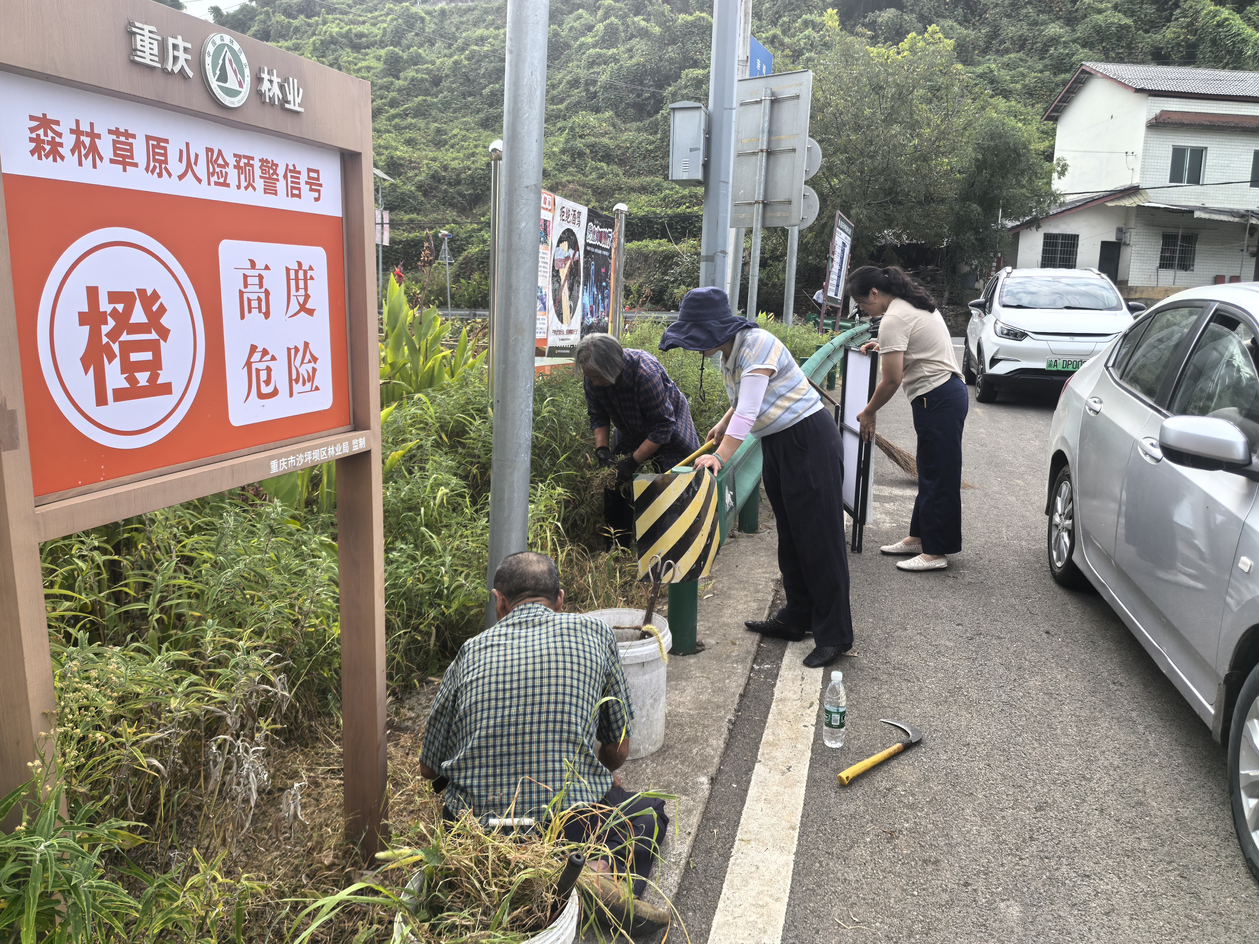 整治道路沿线环境 擦亮乡村通行风景线.jpg