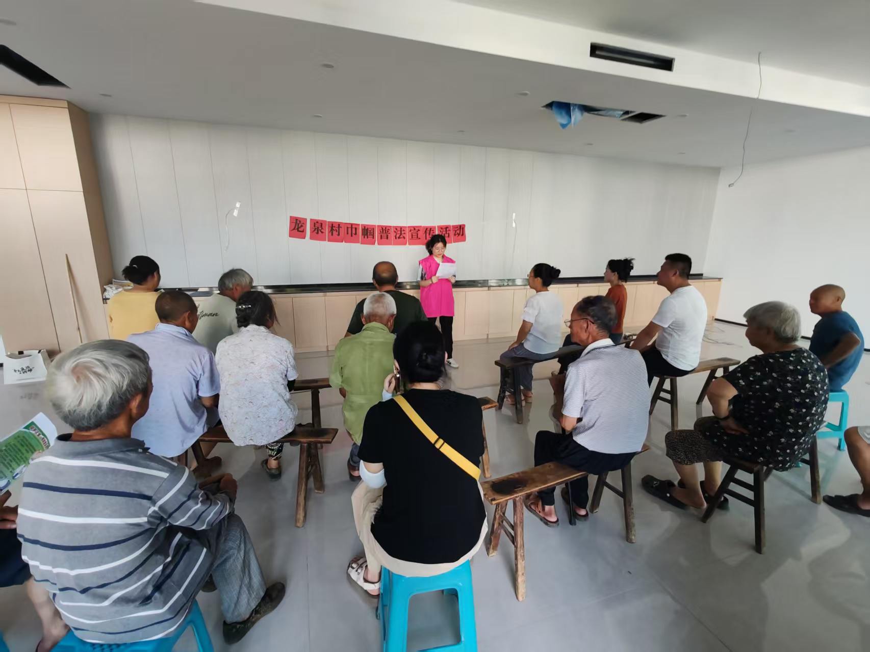 龙泉村妇联开展院坝普法反诈宣传.jpg